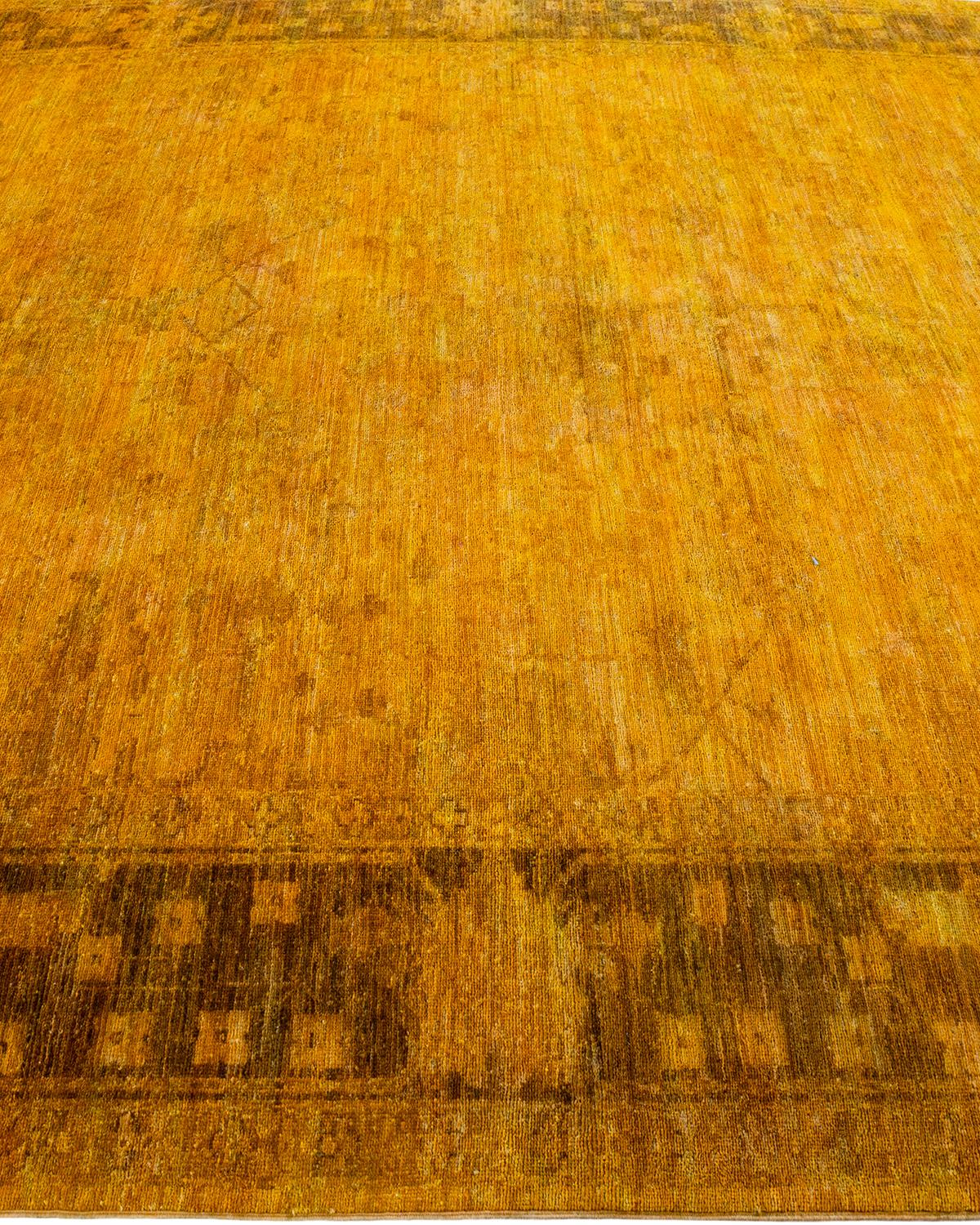 Contemporary Overdyed Hand Knotted Wool Gold Area Rug im Zustand „Neu“ im Angebot in Norwalk, CT