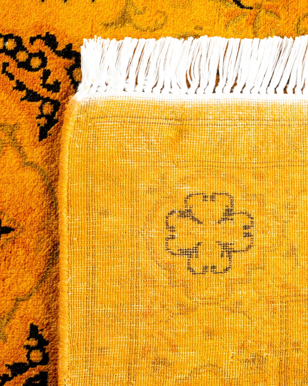 Contemporary Overdyed Hand Knotted Wool Gold Area Rug (21. Jahrhundert und zeitgenössisch) im Angebot