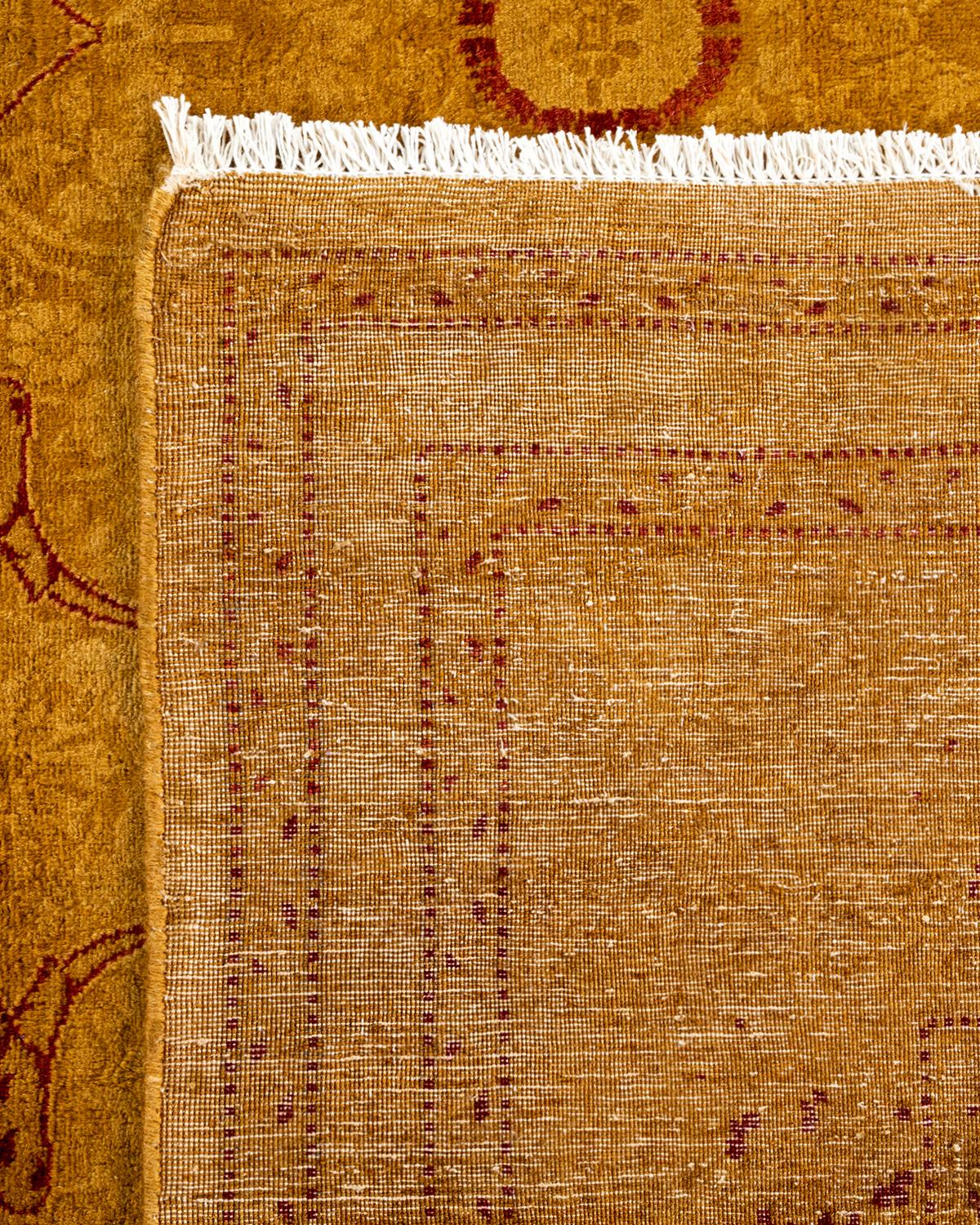 Contemporary Overdyed Hand Knotted Wool Gold Area Rug (21. Jahrhundert und zeitgenössisch) im Angebot