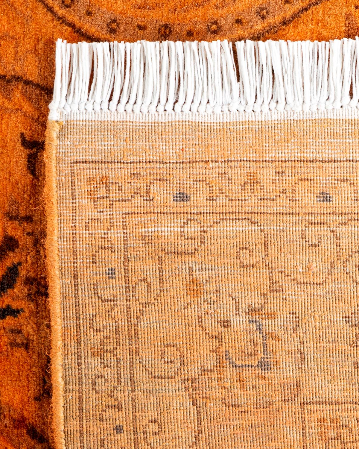 XXIe siècle et contemporain Contemporary Overdyed Hand Knotsted Wool Gold Area Rug (Tapis de sol en laine surteintée doré) en vente