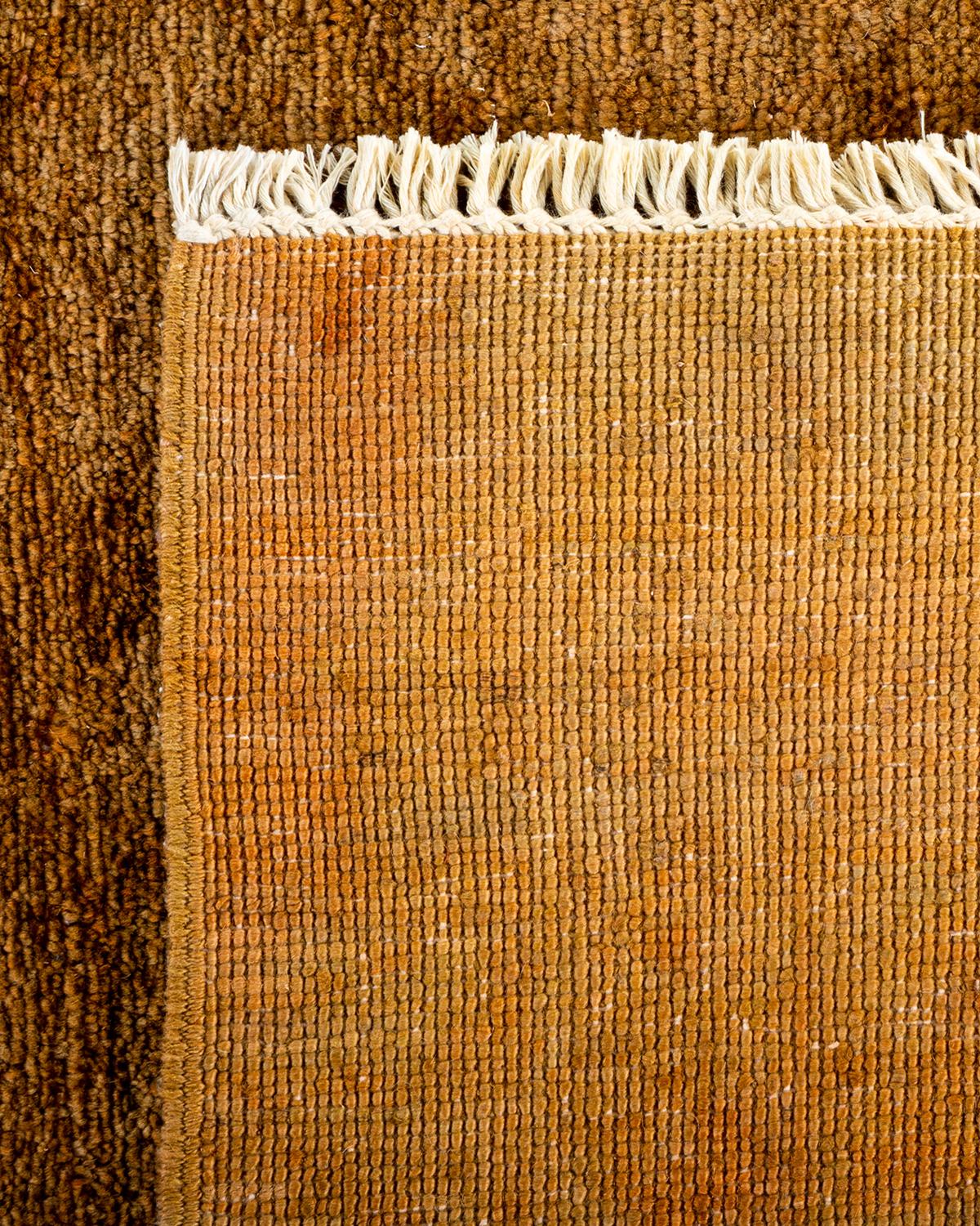 XXIe siècle et contemporain Contemporary Overdyed Hand Knotsted Wool Gold Area Rug (Tapis de sol en laine surteintée doré) en vente