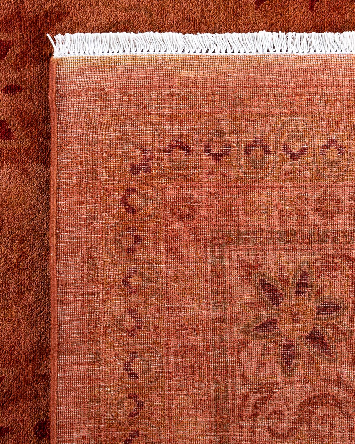 XXIe siècle et contemporain Contemporary Overdyed Hand Knotsted Wool Gold Area Rug (Tapis de sol en laine surteintée doré) en vente