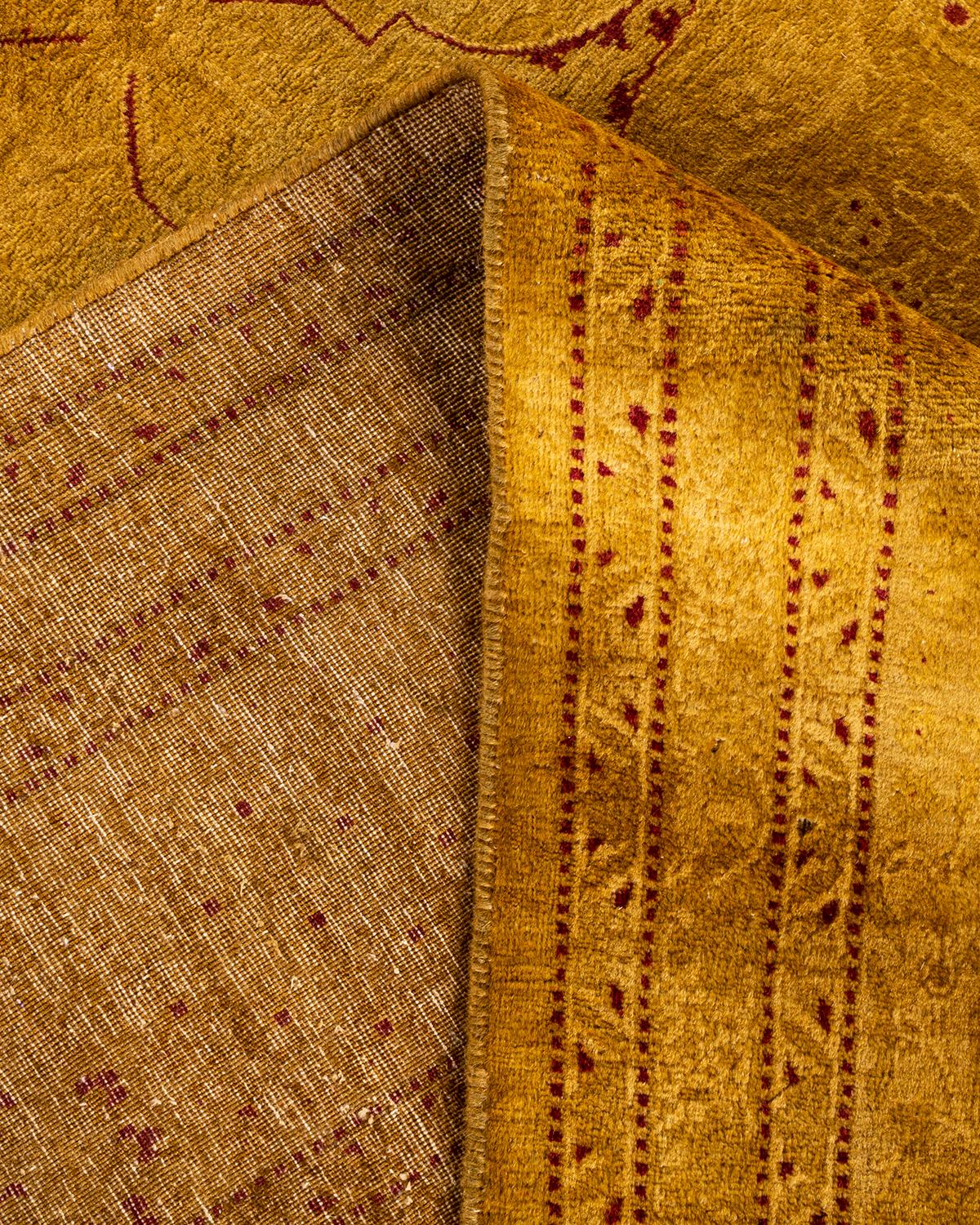 Contemporary Overdyed Hand Knotted Wool Gold Area Rug (Wolle) im Angebot