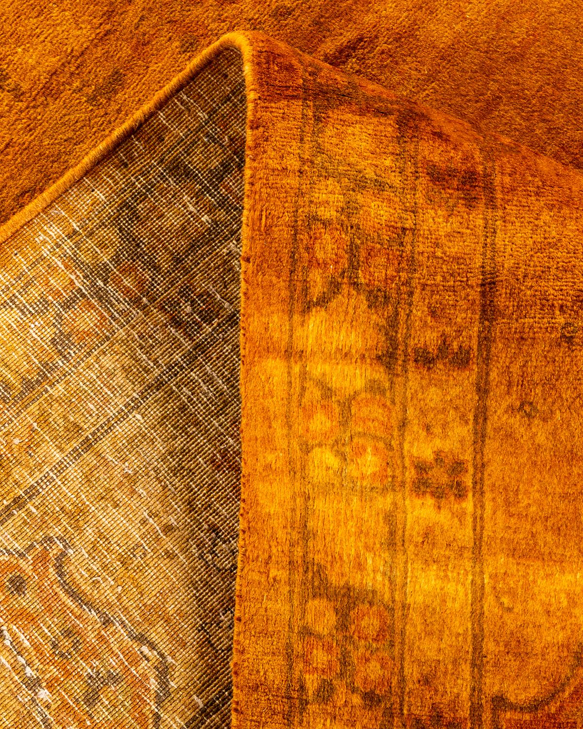 Contemporary Overdyed Hand Knotted Wool Gold Area Rug (Wolle) im Angebot