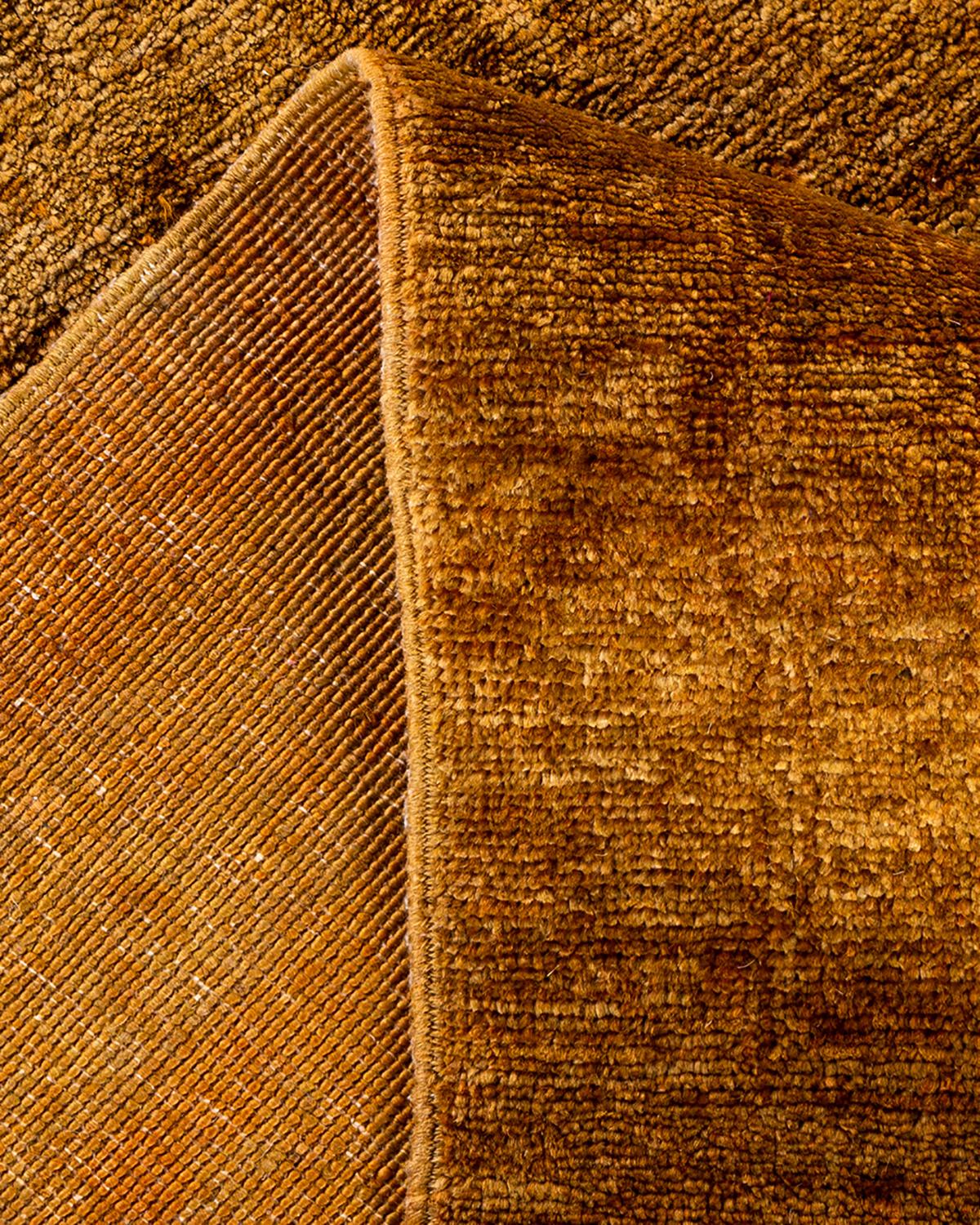 Laine Contemporary Overdyed Hand Knotsted Wool Gold Area Rug (Tapis de sol en laine surteintée doré) en vente