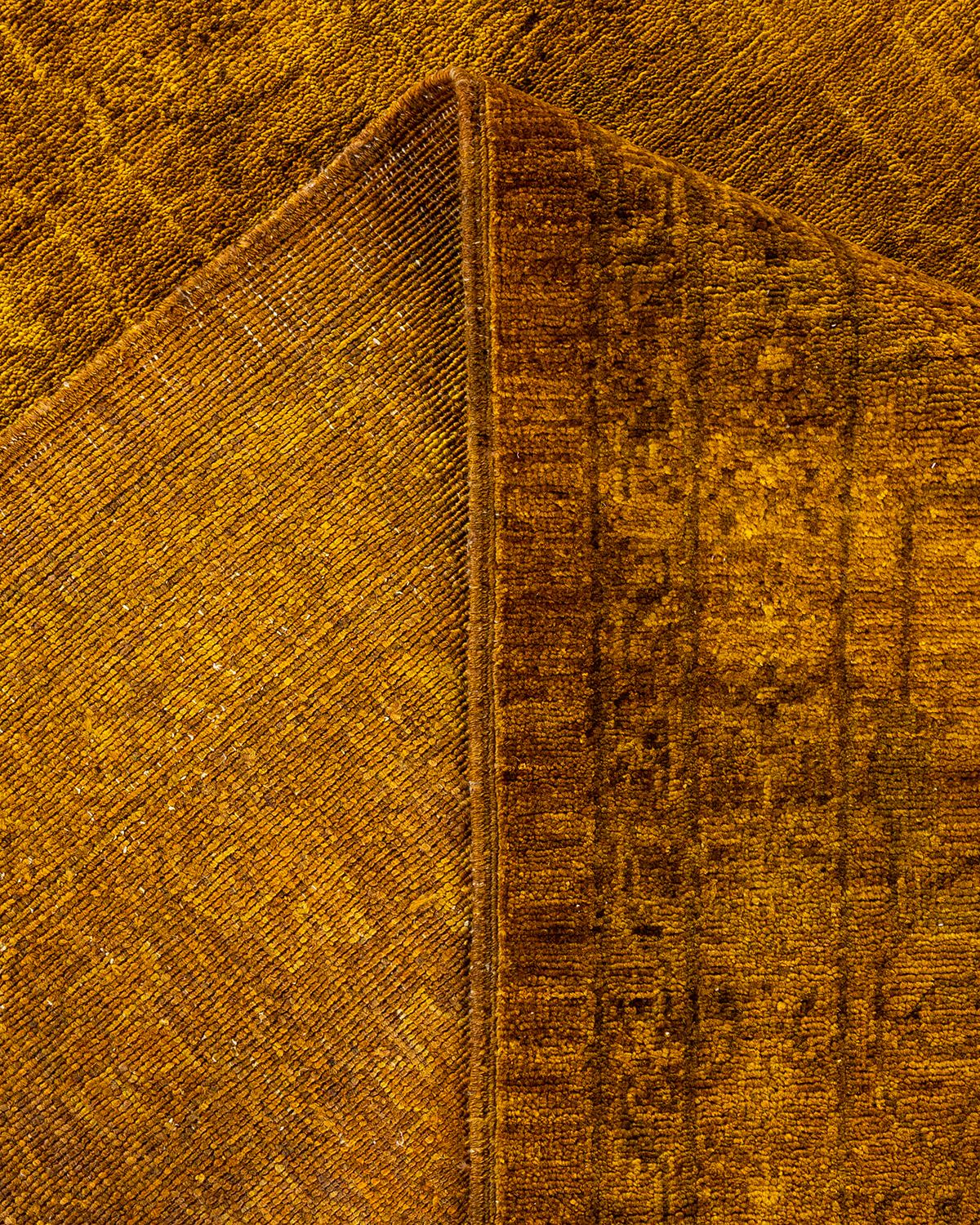 Contemporary Overdyed Hand Knotted Wool Gold Area Rug (Wolle) im Angebot