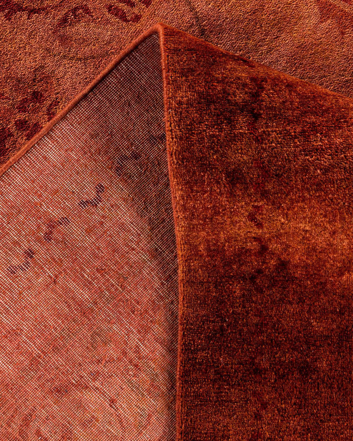 Laine Contemporary Overdyed Hand Knotsted Wool Gold Area Rug (Tapis de sol en laine surteintée doré) en vente