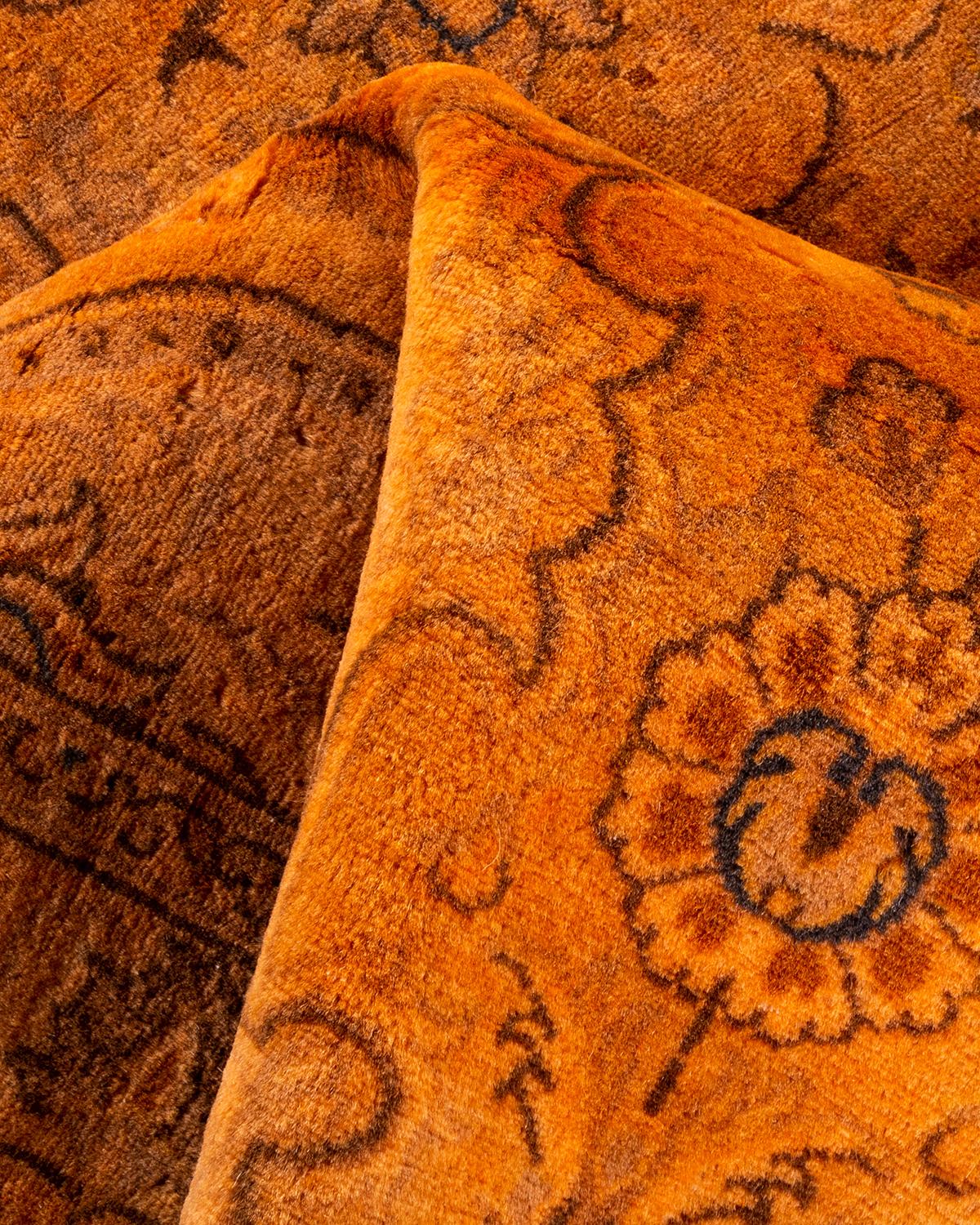 Contemporary Overdyed Hand Knotsted Wool Gold Area Rug (Tapis de sol en laine surteintée doré) en vente 1