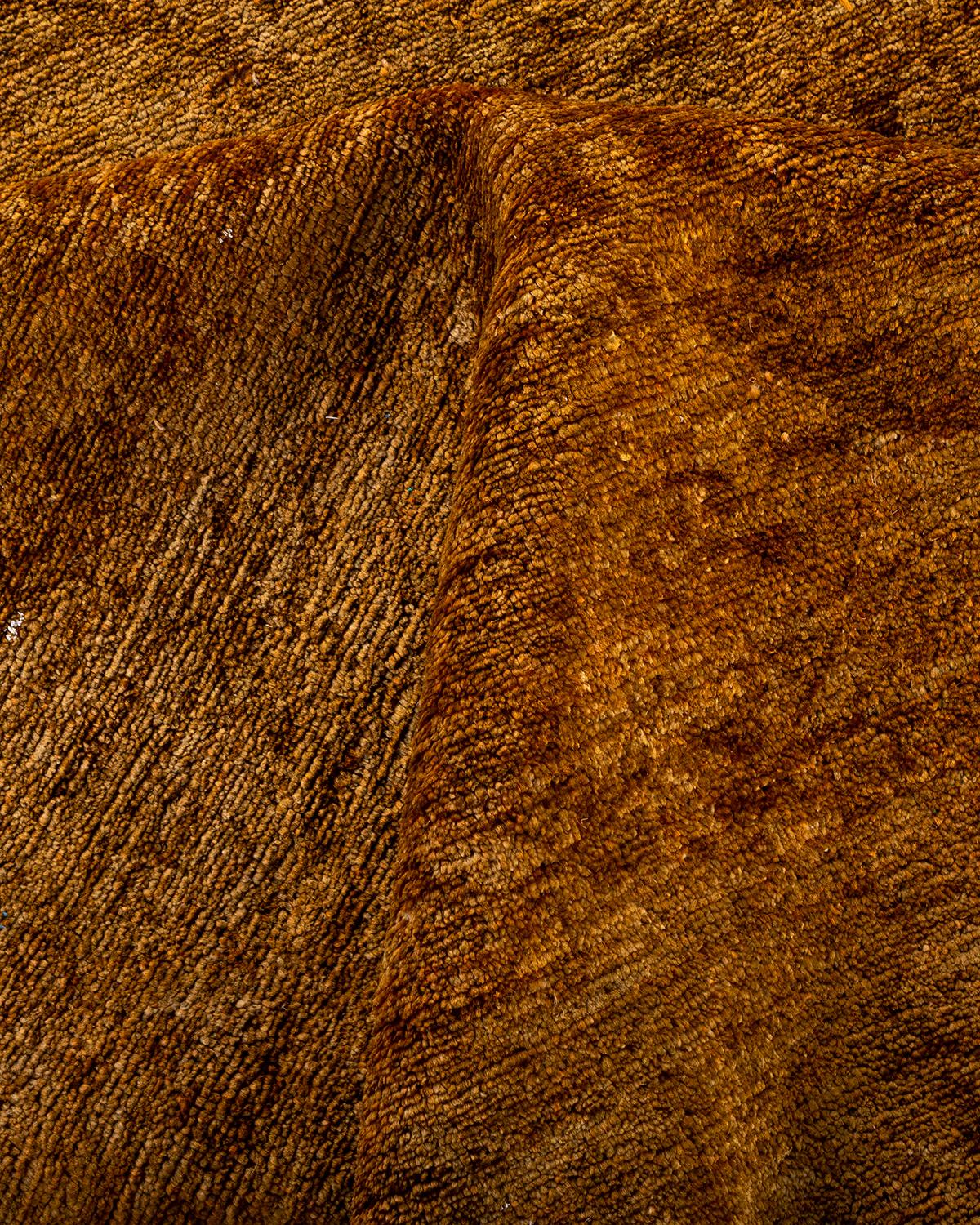 Contemporary Overdyed Hand Knotsted Wool Gold Area Rug (Tapis de sol en laine surteintée doré) en vente 1