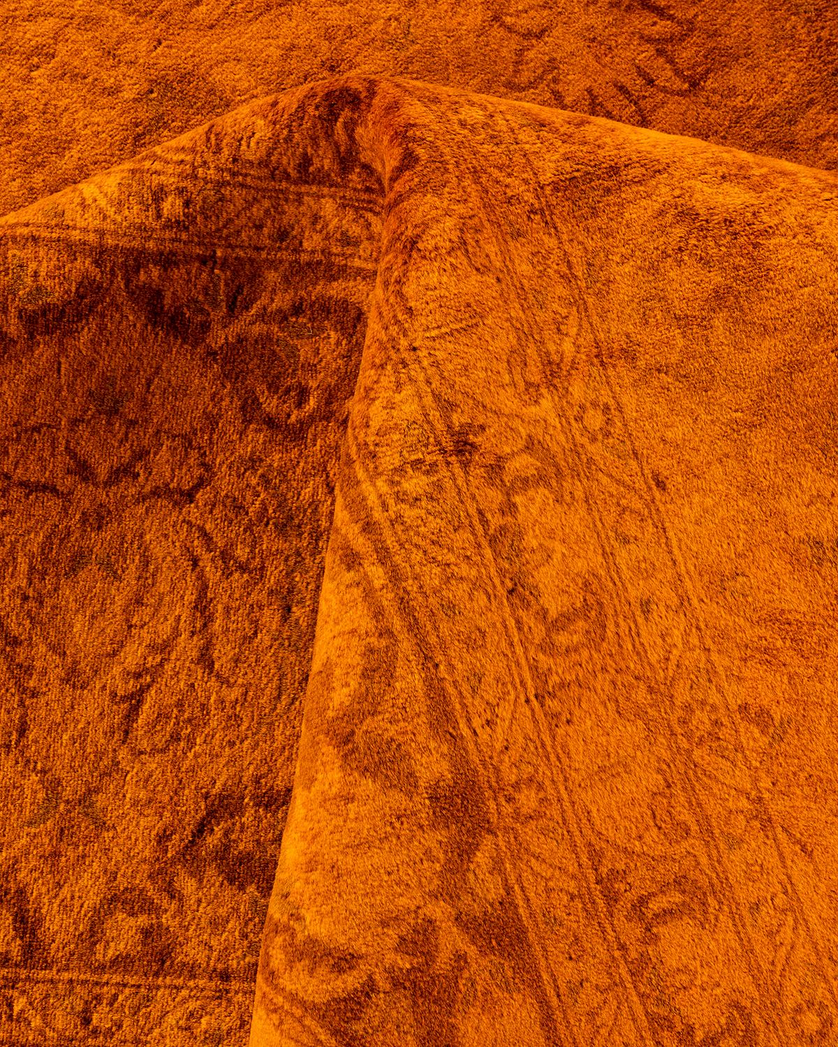 Alfombra de lana dorada teñida a mano contemporánea en venta 1