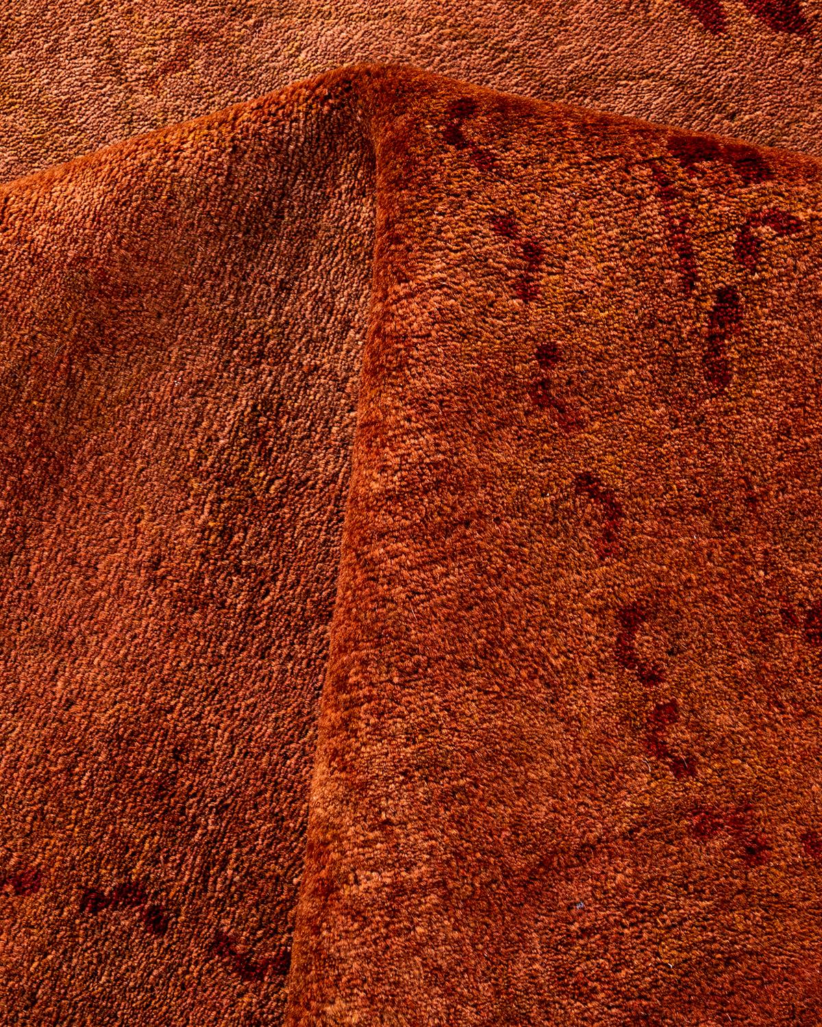Contemporary Overdyed Hand Knotsted Wool Gold Area Rug (Tapis de sol en laine surteintée doré) en vente 1