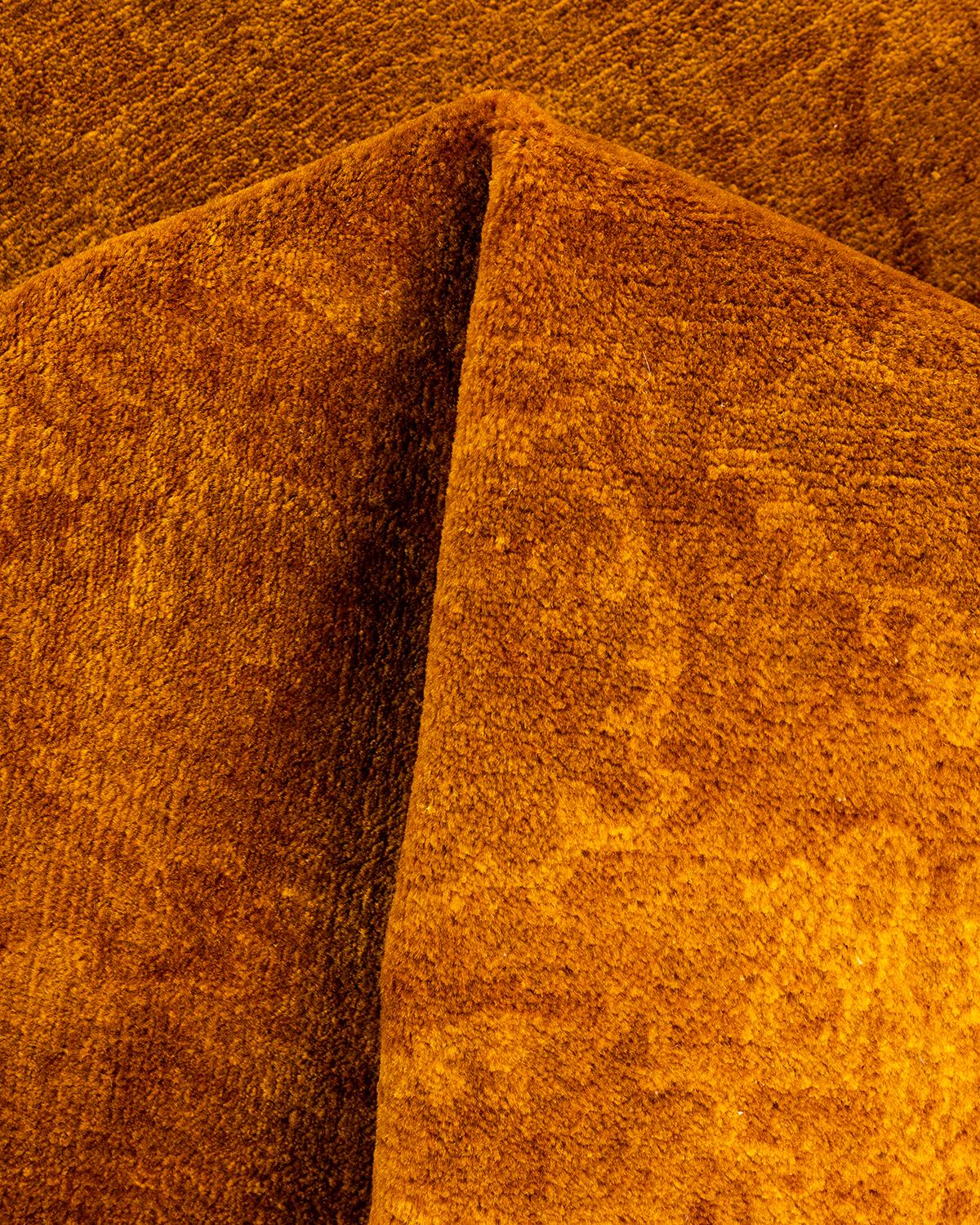 Contemporary Overdyed Hand Knotsted Wool Gold Area Rug (Tapis de sol en laine surteintée doré) en vente 1