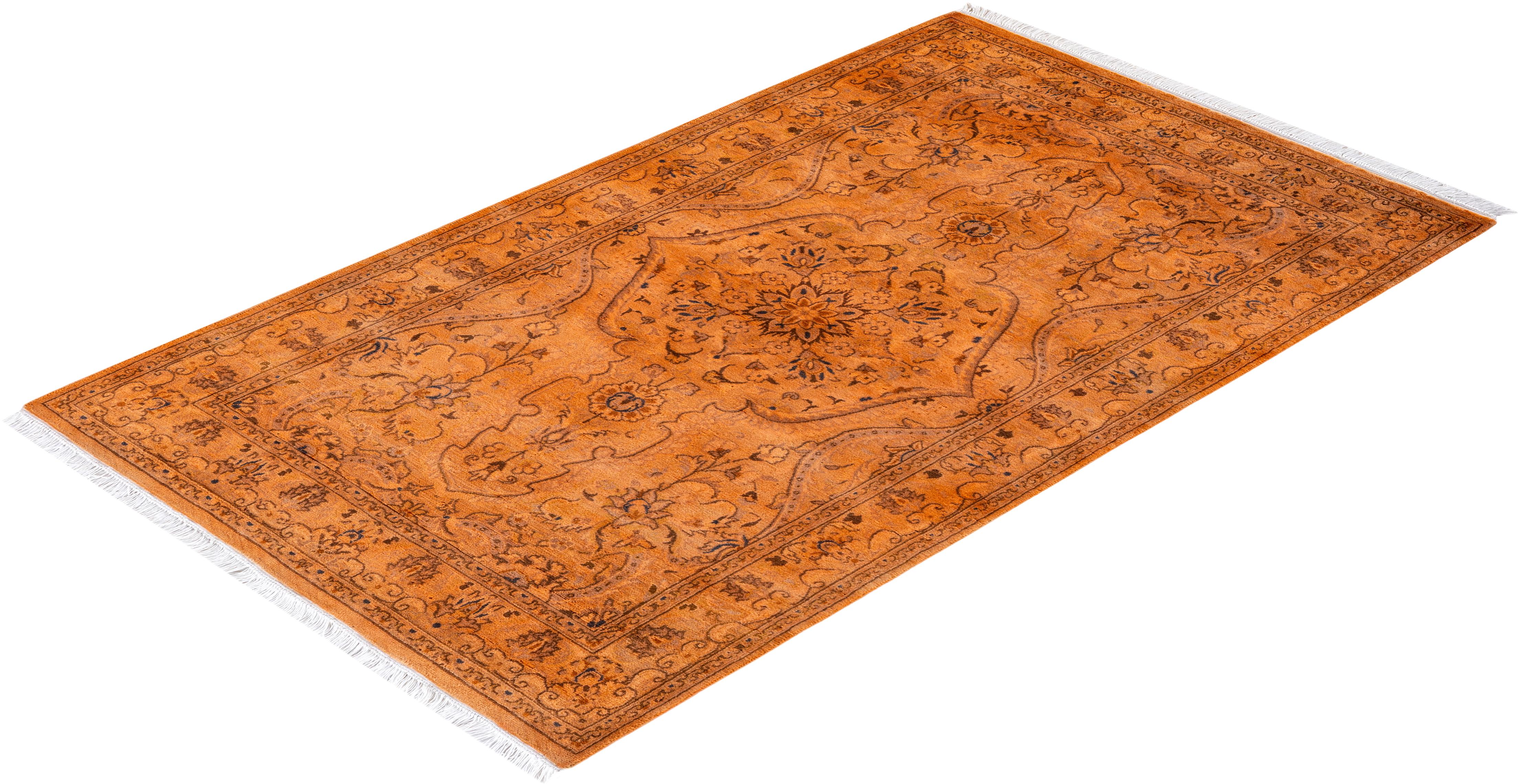 Contemporary Overdyed Hand Knotsted Wool Gold Area Rug (Tapis de sol en laine surteintée doré) en vente 2