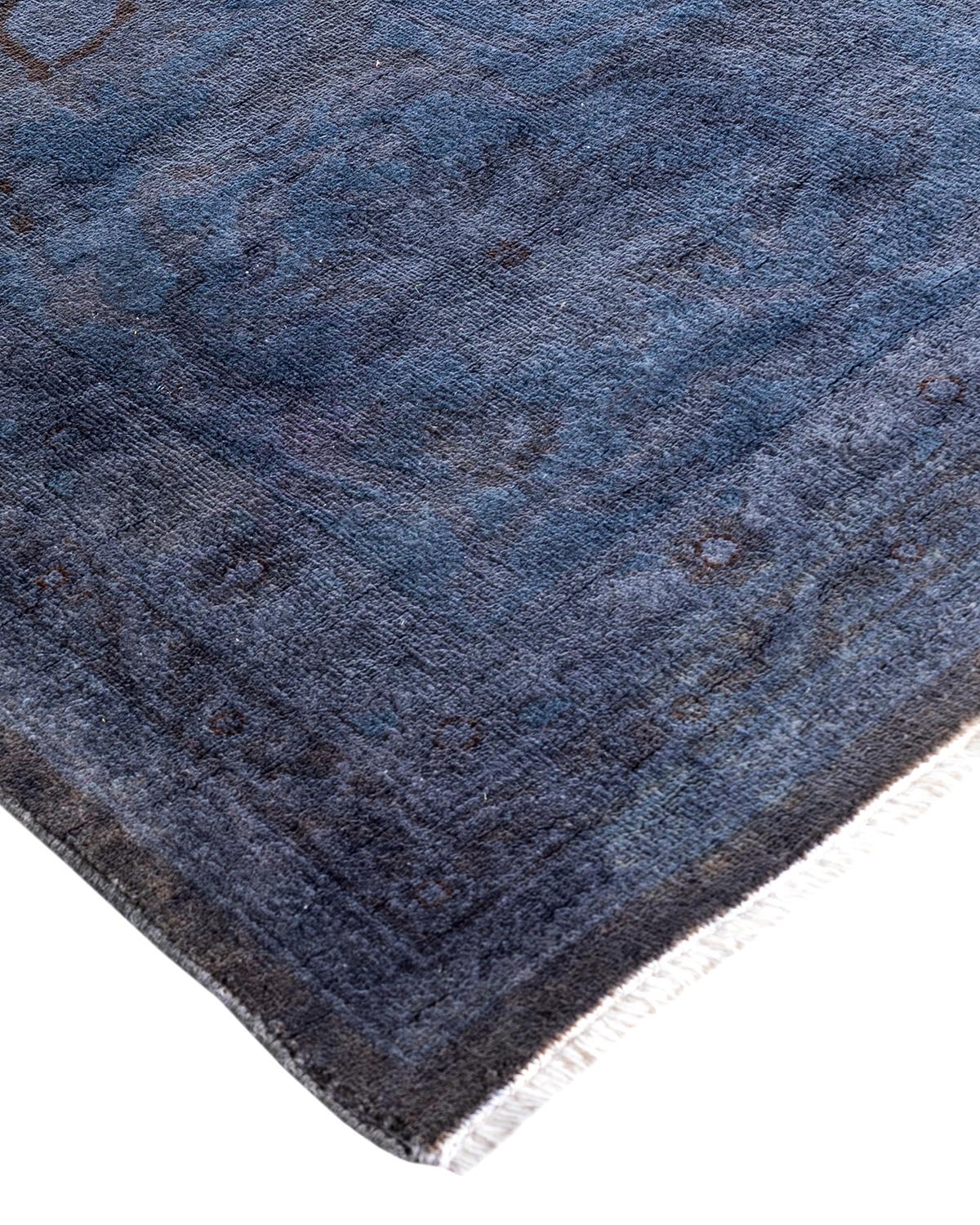 Les tapis Vibrance incarnent le classique avec une touche d'originalité : des motifs traditionnels surteints dans des couleurs éclatantes. Chaque tapis noué à la main est lavé dans une teinture botanique 100 % naturelle qui révèle les nuances