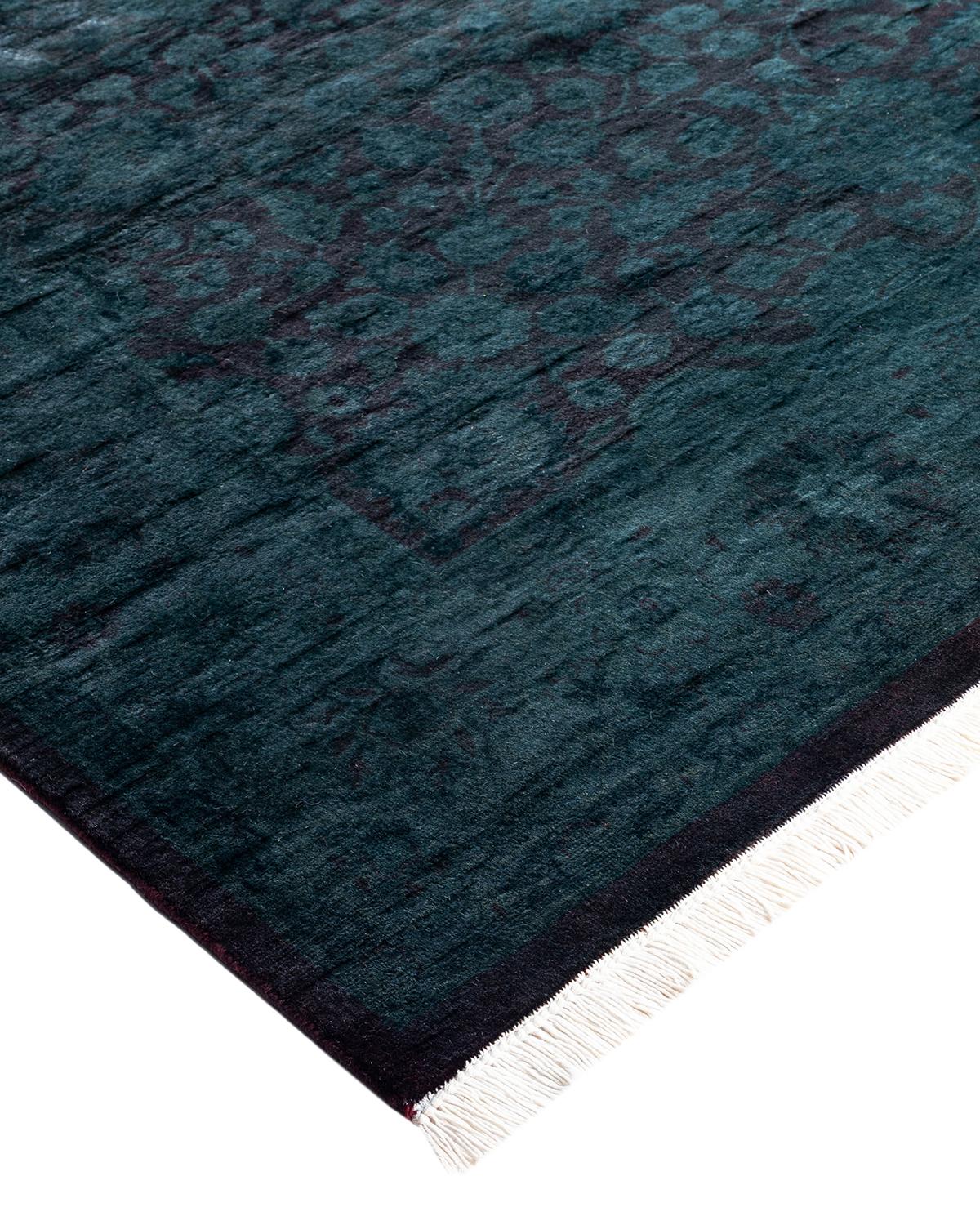 Les tapis Vibrance incarnent le classique avec une touche d'originalité : des motifs traditionnels surteints dans des couleurs éclatantes. Chaque tapis noué à la main est lavé dans une teinture botanique 100 % naturelle qui révèle les nuances