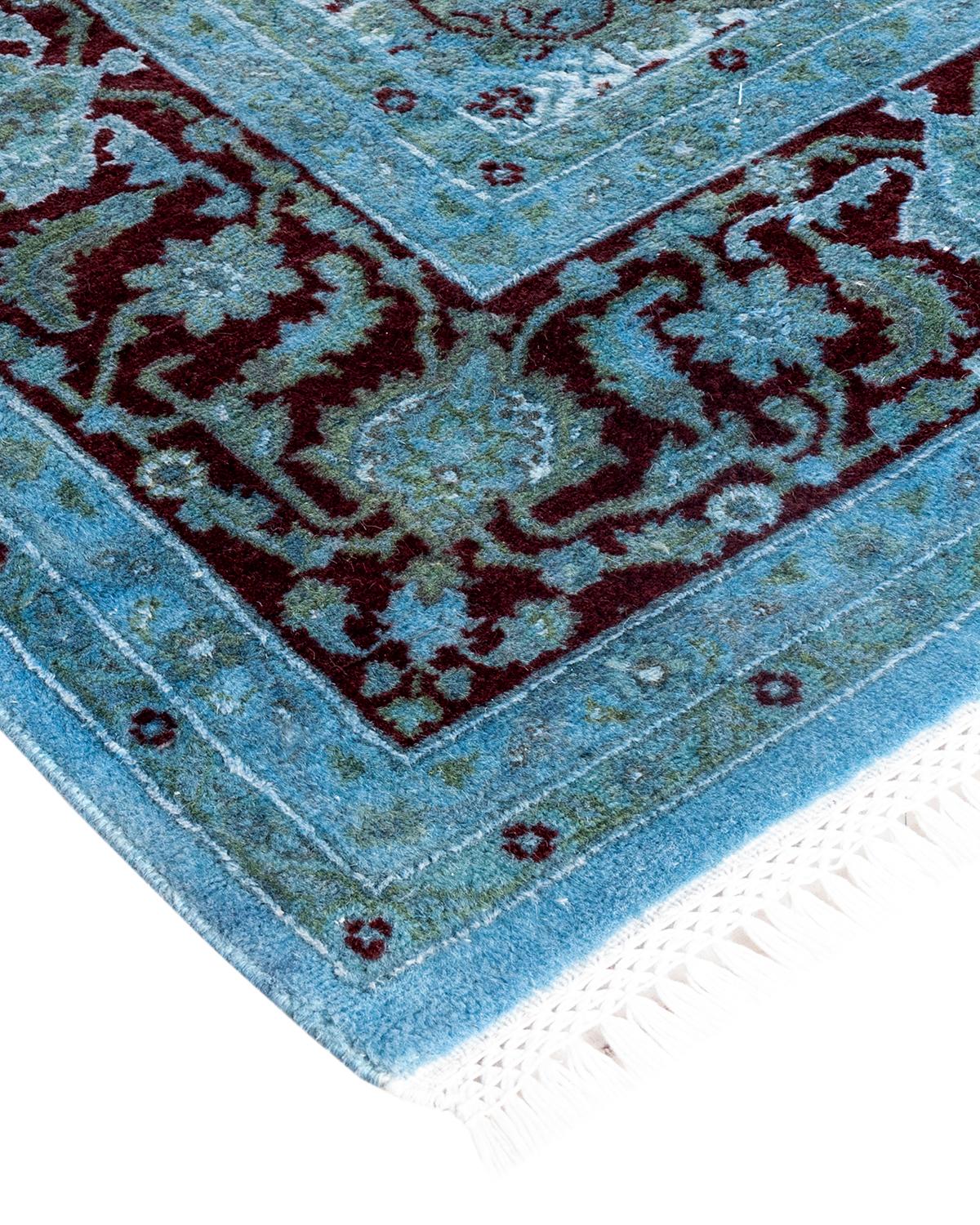 Les tapis Vibrance incarnent le classique avec une touche d'originalité : des motifs traditionnels surteints dans des couleurs éclatantes. Chaque tapis noué à la main est lavé dans une teinture botanique 100 % naturelle qui révèle les nuances