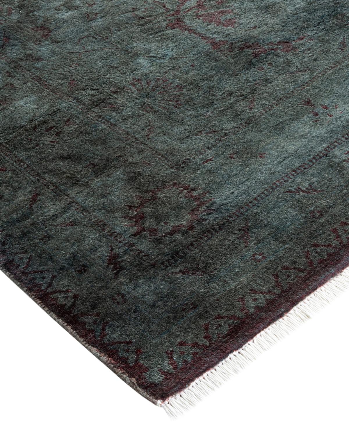 Las alfombras Vibrance son la personificación de lo clásico con un toque especial: motivos tradicionales teñidos de colores brillantes. Cada alfombra anudada a mano se lava con un tinte botánico 100% natural que revela matices ocultos en los