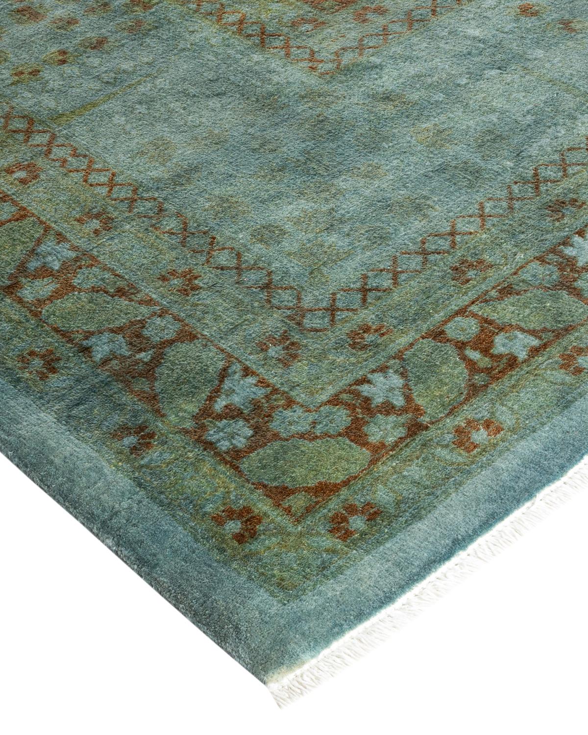 Les tapis Vibrance incarnent le classique avec une touche d'originalité : des motifs traditionnels surteints dans des couleurs éclatantes. Chaque tapis noué à la main est lavé dans une teinture botanique 100 % naturelle qui révèle les nuances