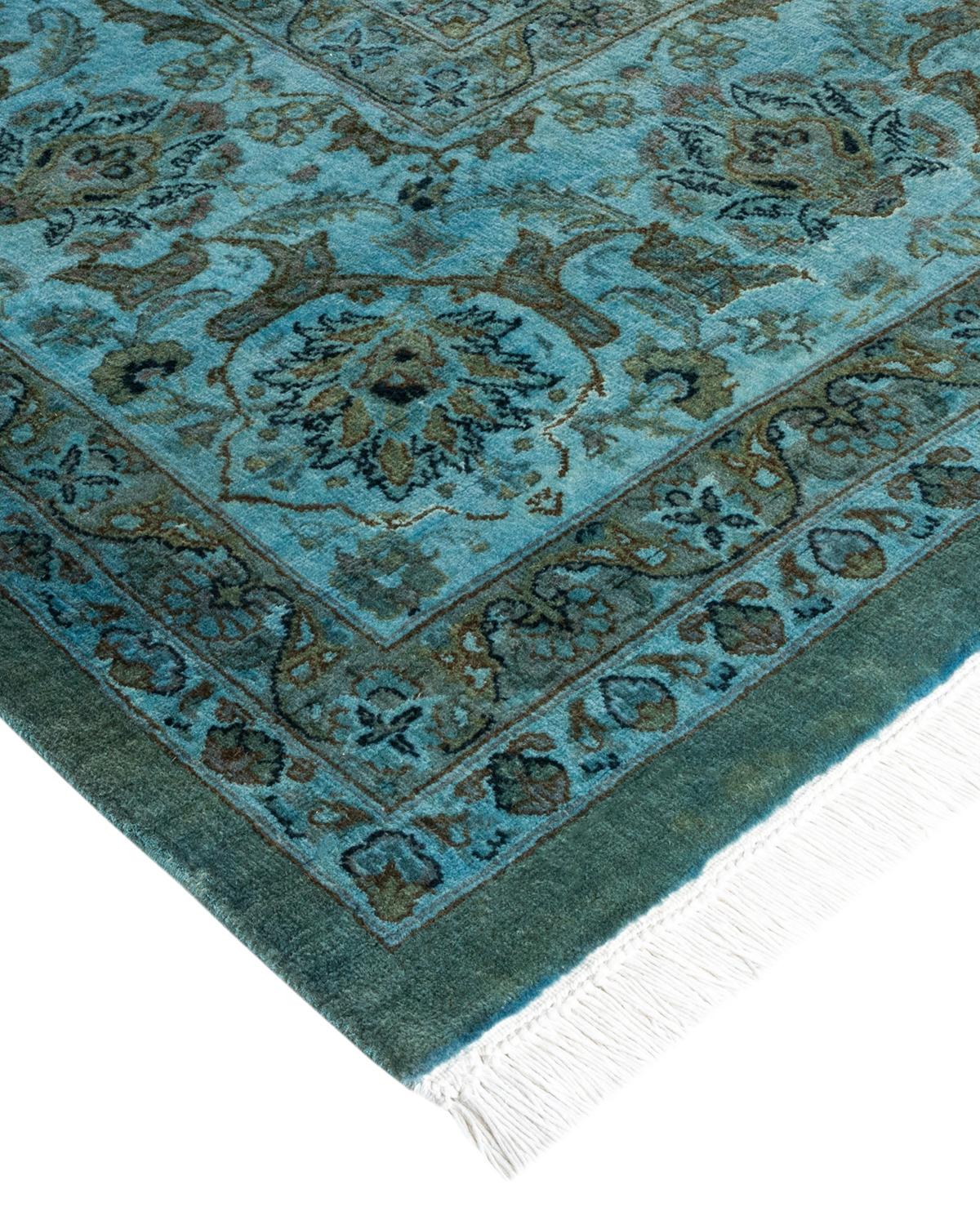 Les tapis Vibrance incarnent le classique avec une touche d'originalité : des motifs traditionnels surteints dans des couleurs éclatantes. Chaque tapis noué à la main est lavé dans une teinture botanique 100 % naturelle qui révèle les nuances