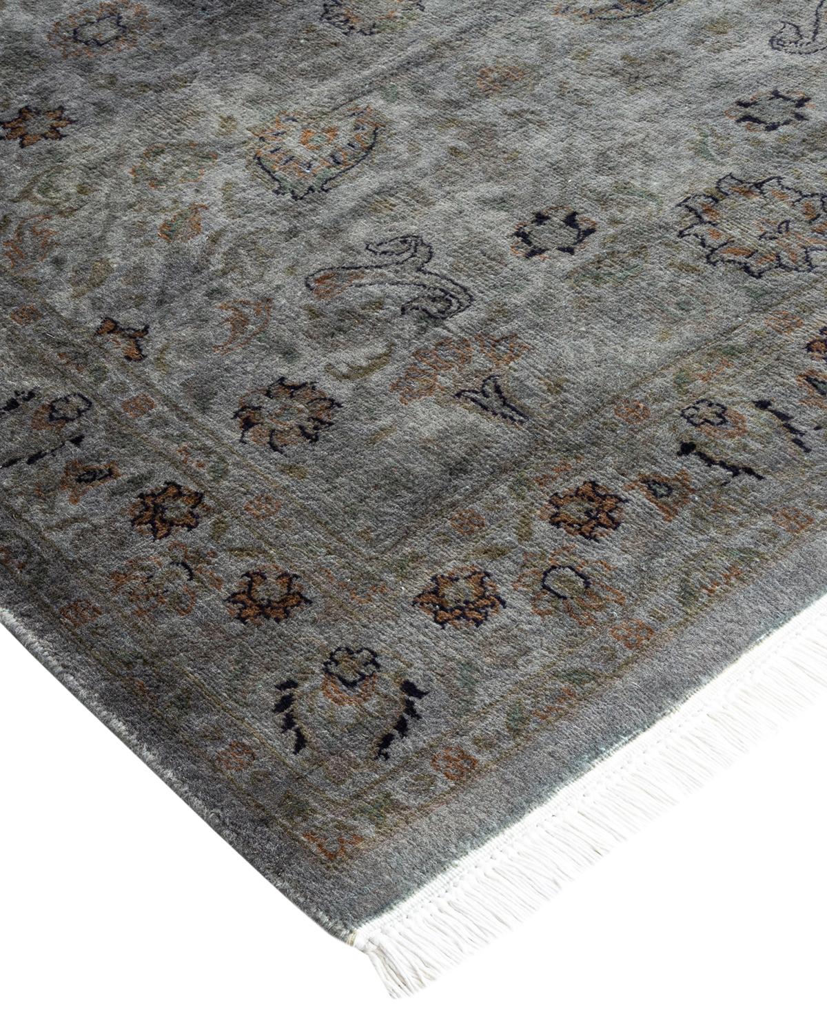 Les tapis Vibrance incarnent le classique avec une touche d'originalité : des motifs traditionnels surteints dans des couleurs éclatantes. Chaque tapis noué à la main est lavé dans une teinture botanique 100 % naturelle qui révèle les nuances