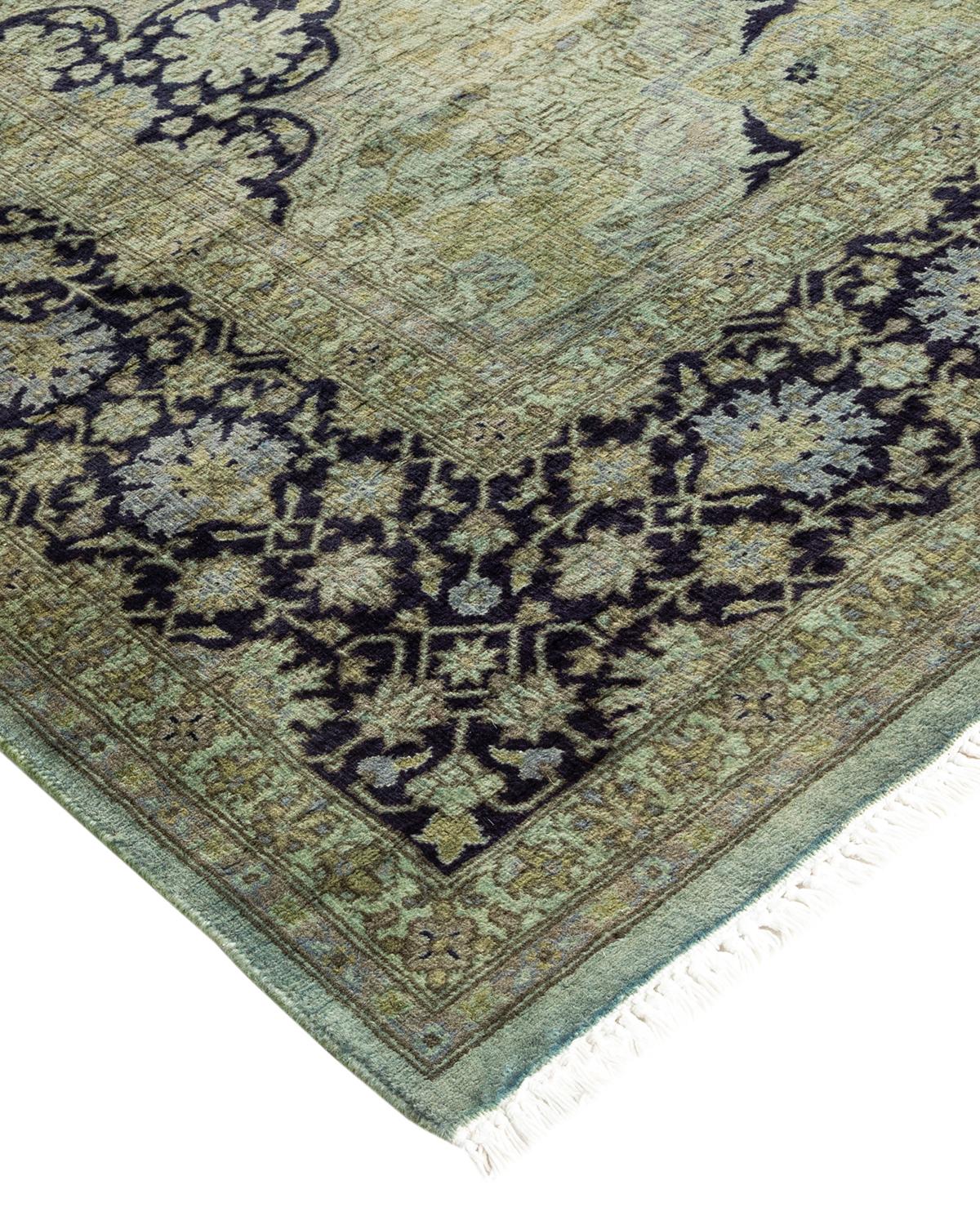 I tappeti Vibrance rappresentano il classico con un tocco di classe: motivi tradizionali sovratinti con colori brillanti. Ogni tappeto annodato a mano viene lavato con una tintura botanica naturale al 100% che rivela le sfumature nascoste nei