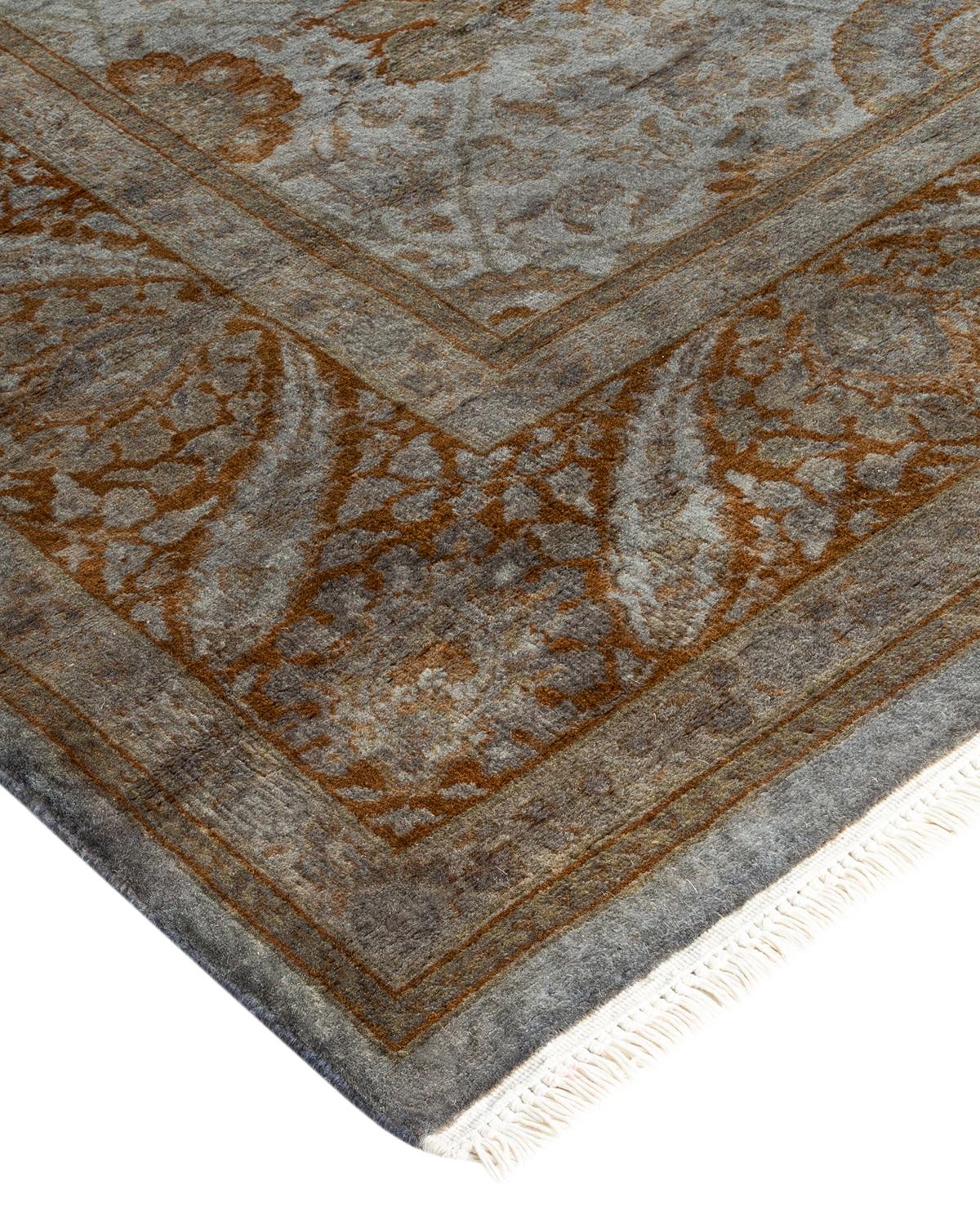 Les tapis Vibrance incarnent le classique avec une touche d'originalité : des motifs traditionnels surteints dans des couleurs éclatantes. Chaque tapis noué à la main est lavé dans une teinture botanique 100 % naturelle qui révèle les nuances
