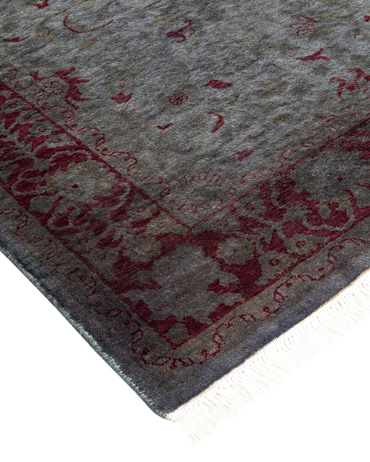 Las alfombras Vibrance son la personificación de lo clásico con un toque especial: motivos tradicionales teñidos de colores brillantes. Cada alfombra anudada a mano se lava con un tinte botánico 100% natural que revela matices ocultos en los