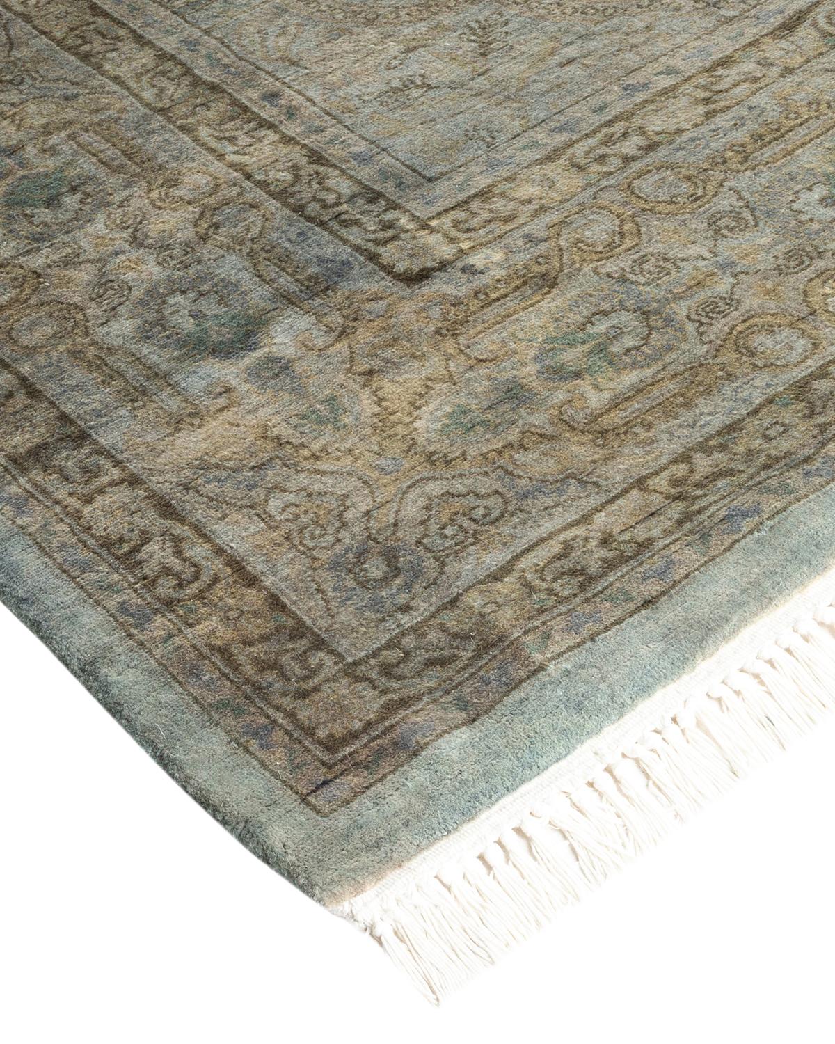 Les tapis Vibrance incarnent le classique avec une touche d'originalité : des motifs traditionnels surteints dans des couleurs éclatantes. Chaque tapis noué à la main est lavé dans une teinture botanique 100 % naturelle qui révèle les nuances