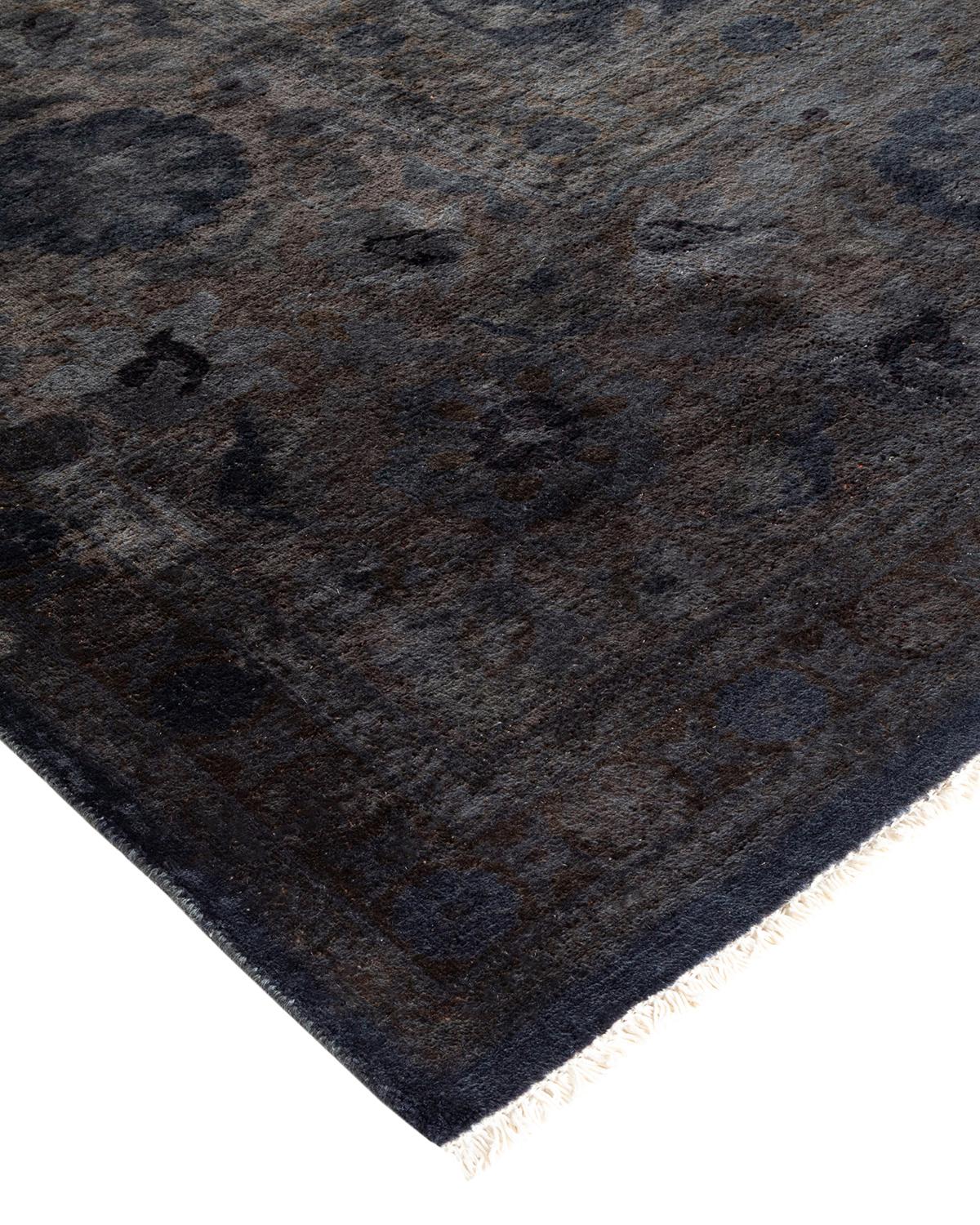 Les tapis Vibrance incarnent le classique avec une touche d'originalité : des motifs traditionnels surteints dans des couleurs éclatantes. Chaque tapis noué à la main est lavé dans une teinture botanique 100 % naturelle qui révèle les nuances
