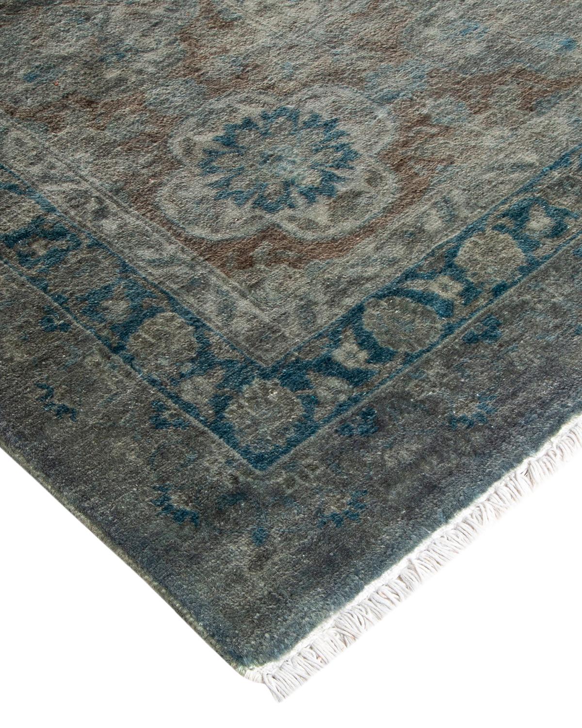 Las alfombras Vibrance son la personificación de lo clásico con un toque especial: motivos tradicionales teñidos de colores brillantes. Cada alfombra anudada a mano se lava con un tinte botánico 100% natural que revela matices ocultos en los