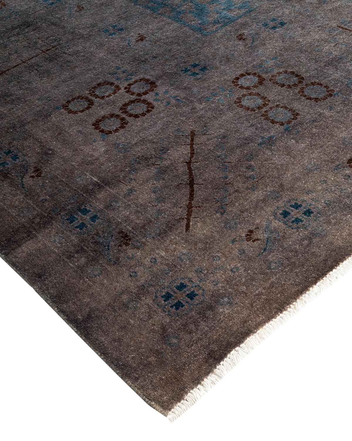 Les tapis Vibrance incarnent le classique avec une touche d'originalité : des motifs traditionnels surteints dans des couleurs éclatantes. Chaque tapis noué à la main est lavé dans une teinture botanique 100 % naturelle qui révèle les nuances