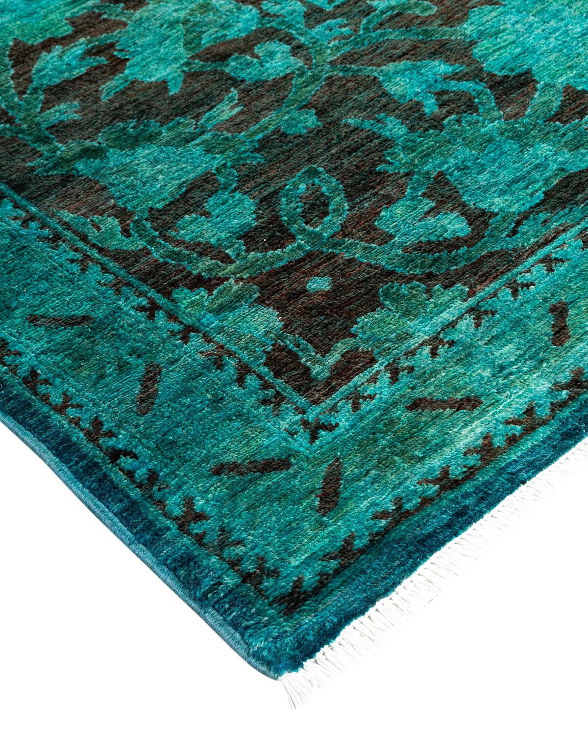 Las alfombras Vibrance son la personificación de lo clásico con un toque especial: motivos tradicionales teñidos de colores brillantes. Cada alfombra anudada a mano se lava con un tinte botánico 100% natural que revela matices ocultos en los