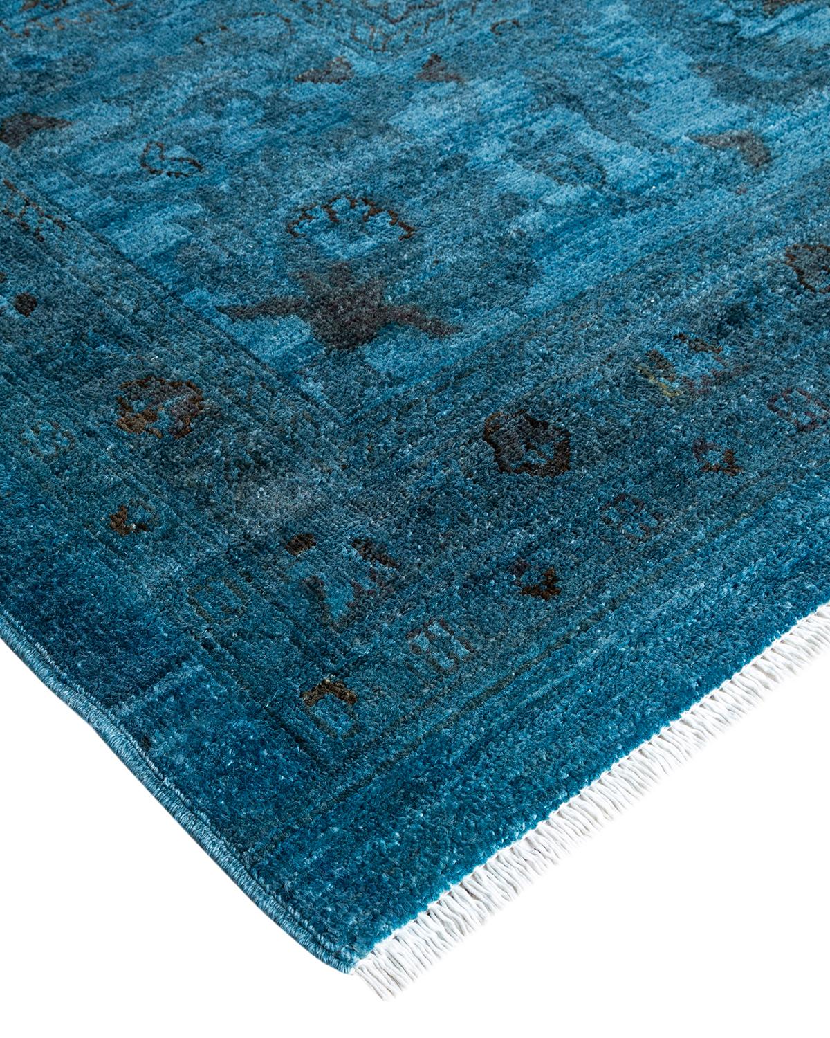 Les tapis Vibrance incarnent le classique avec une touche d'originalité : des motifs traditionnels surteints dans des couleurs éclatantes. Chaque tapis noué à la main est lavé dans une teinture botanique 100 % naturelle qui révèle les nuances