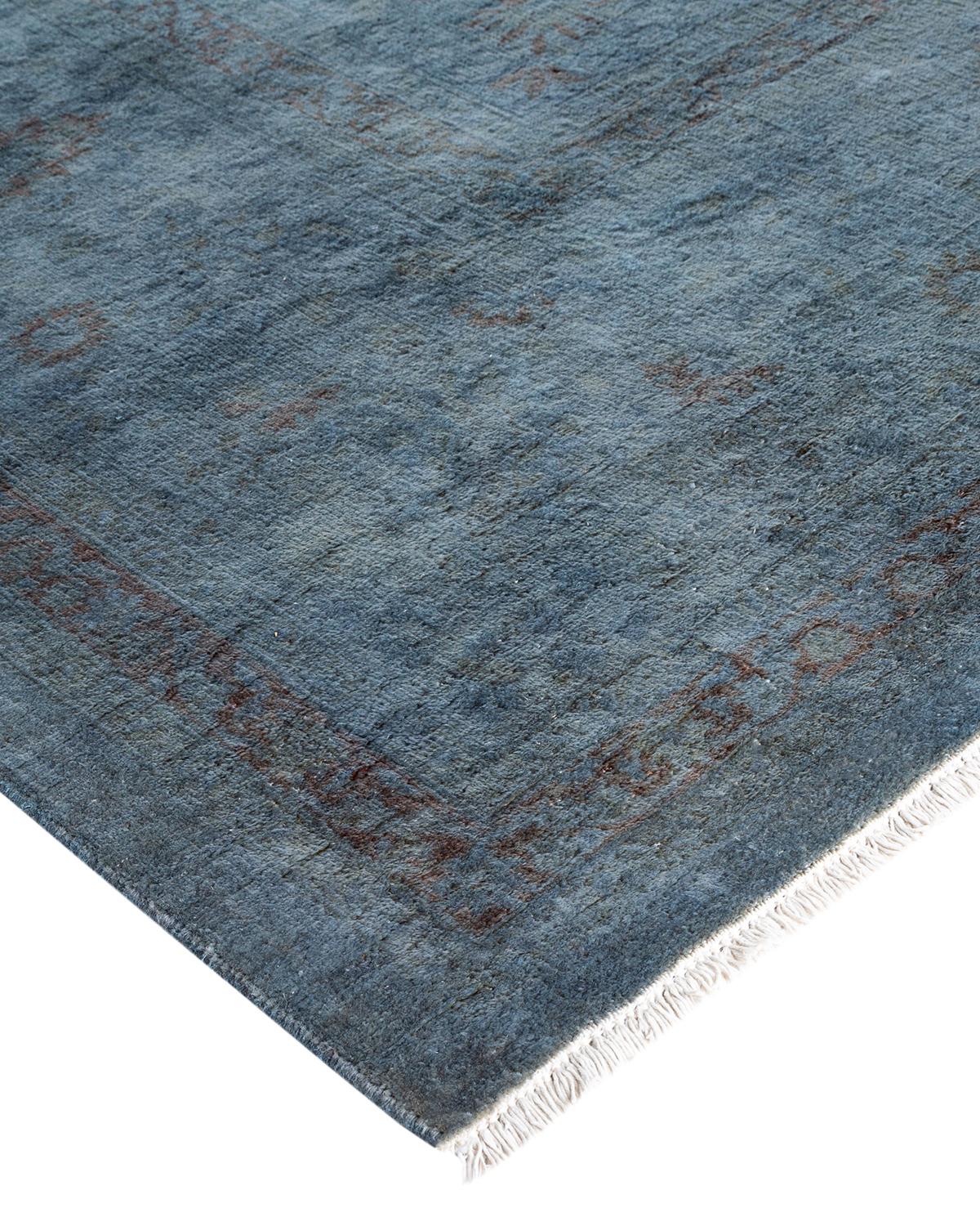 Les tapis Vibrance incarnent le classique avec une touche d'originalité : des motifs traditionnels surteints dans des couleurs éclatantes. Chaque tapis noué à la main est lavé dans une teinture botanique 100 % naturelle qui révèle les nuances