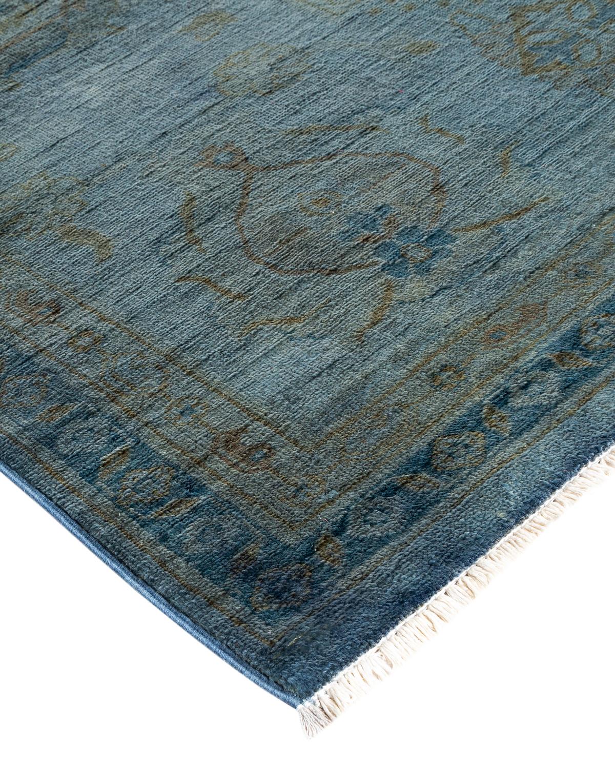 Les tapis Vibrance incarnent le classique avec une touche d'originalité : des motifs traditionnels surteints dans des couleurs éclatantes. Chaque tapis noué à la main est lavé dans une teinture botanique 100 % naturelle qui révèle les nuances