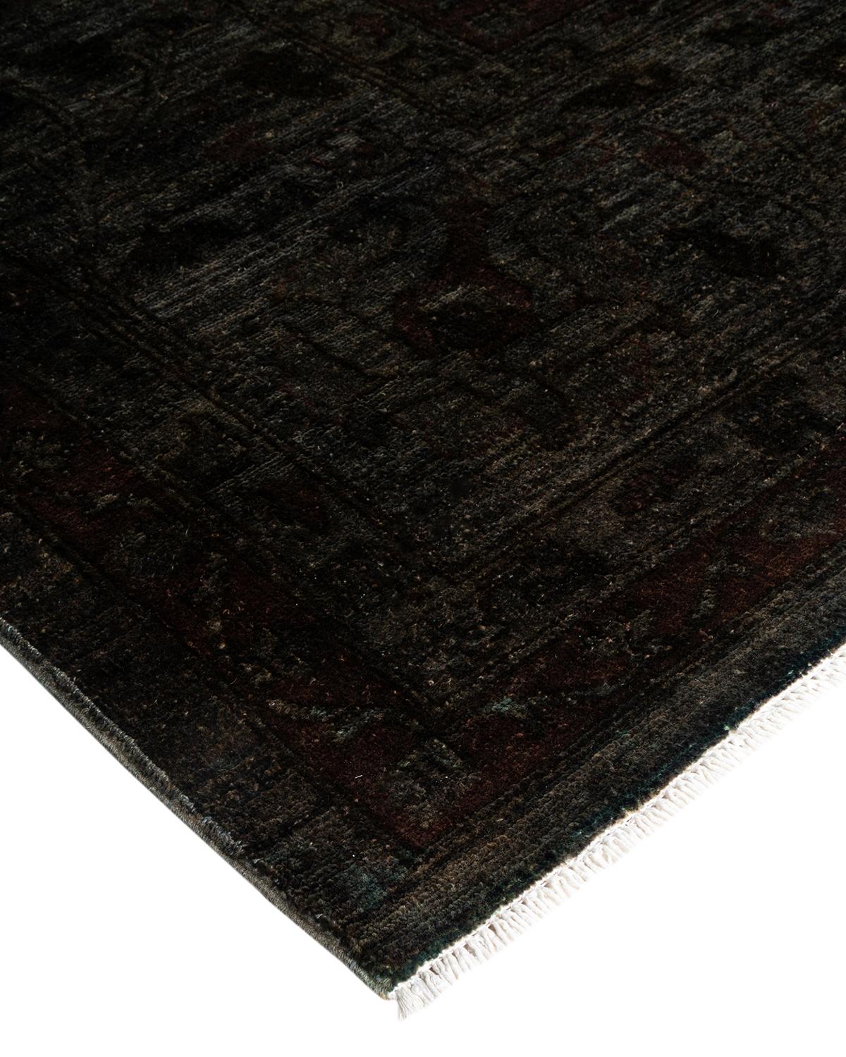 Les tapis Vibrance incarnent le classique avec une touche d'originalité : des motifs traditionnels surteints dans des couleurs éclatantes. Chaque tapis noué à la main est lavé dans une teinture botanique 100 % naturelle qui révèle les nuances