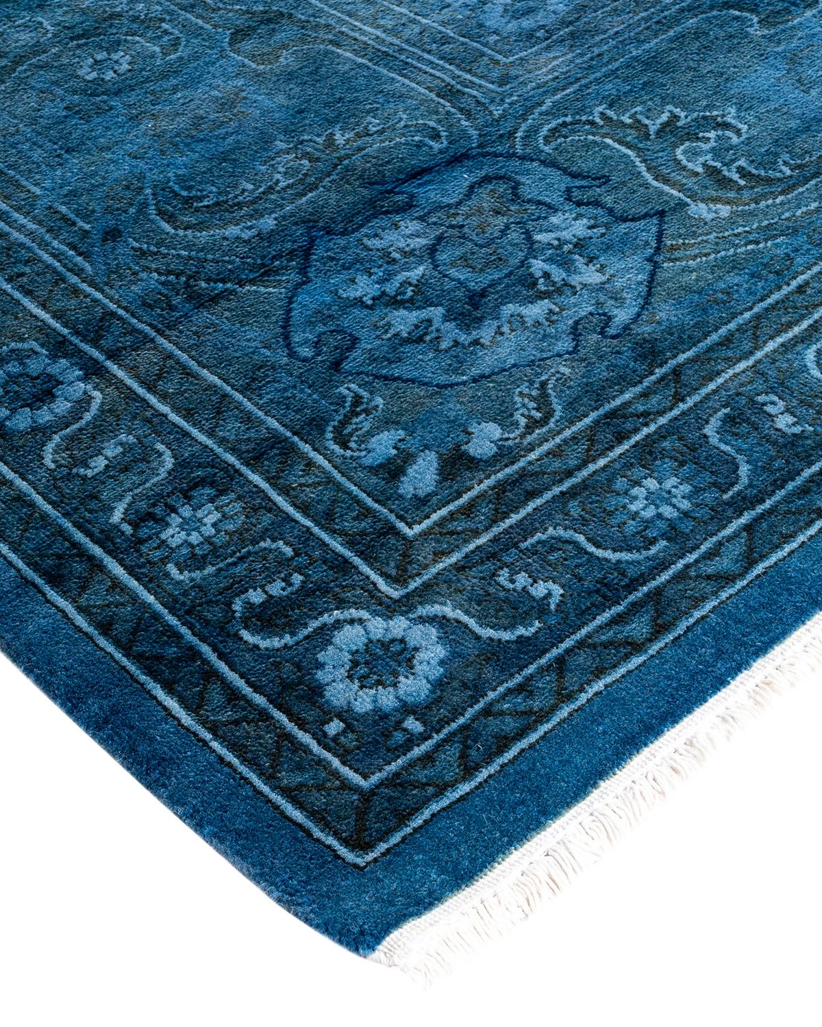 Les tapis Vibrance incarnent le classique avec une touche d'originalité : des motifs traditionnels surteints dans des couleurs éclatantes. Chaque tapis noué à la main est lavé dans une teinture botanique 100 % naturelle qui révèle les nuances