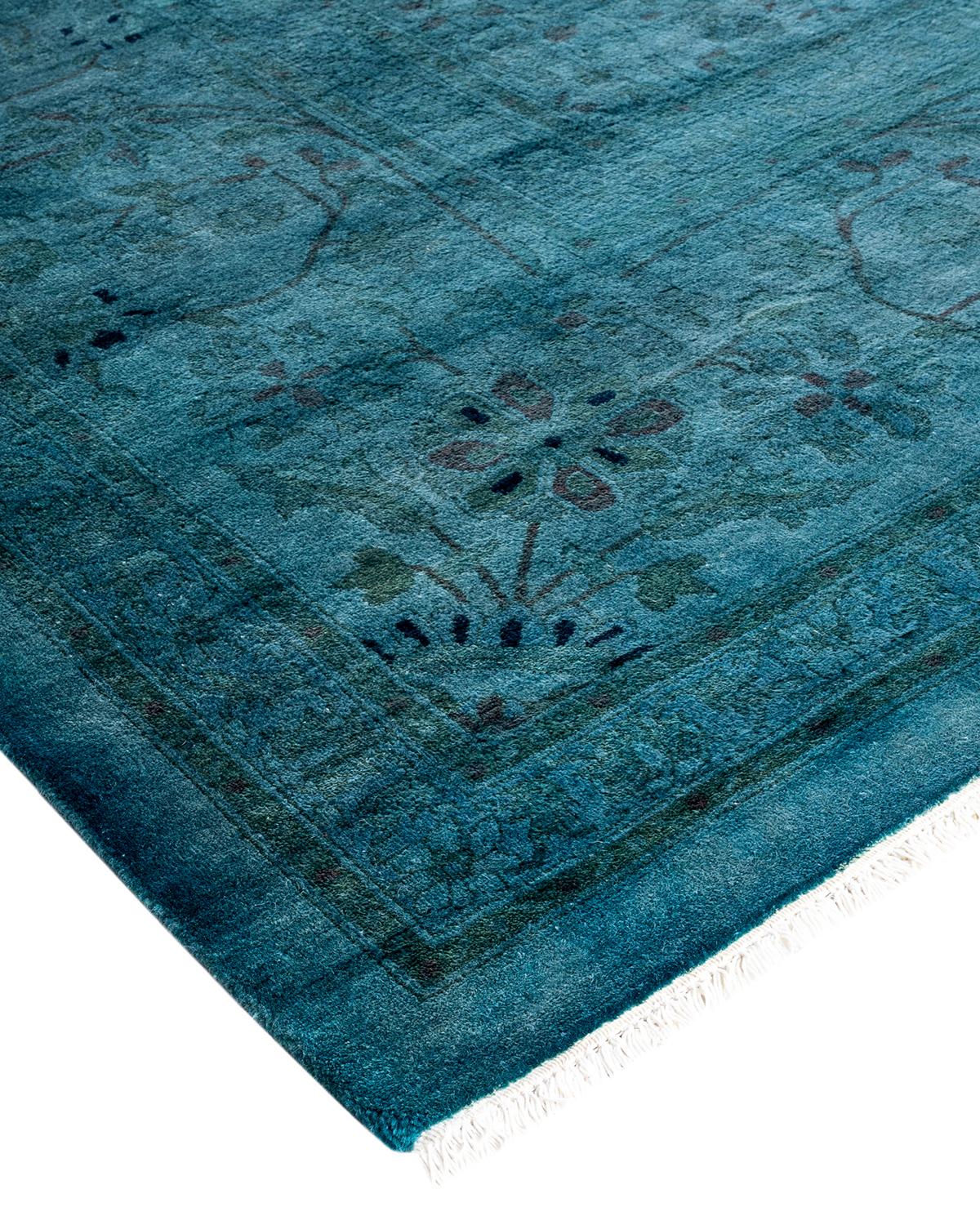 Les tapis Vibrance incarnent le classique avec une touche d'originalité : des motifs traditionnels surteints dans des couleurs éclatantes. Chaque tapis noué à la main est lavé dans une teinture botanique 100 % naturelle qui révèle les nuances