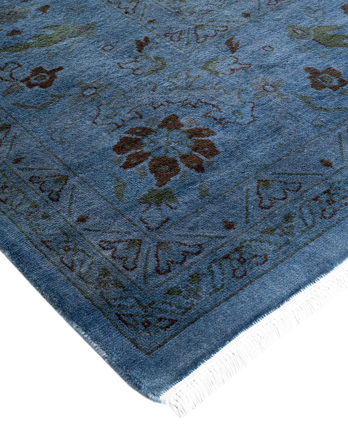 Les tapis Vibrance incarnent le classique avec une touche d'originalité : des motifs traditionnels surteints dans des couleurs éclatantes. Chaque tapis noué à la main est lavé dans une teinture botanique 100 % naturelle qui révèle les nuances
