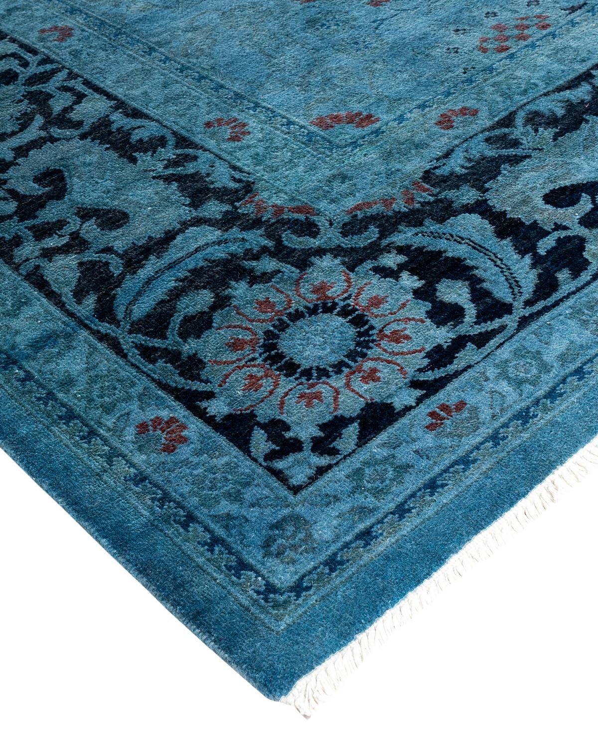 Les tapis Vibrance incarnent le classique avec une touche d'originalité : des motifs traditionnels surteints dans des couleurs éclatantes. Chaque tapis noué à la main est lavé dans une teinture botanique 100 % naturelle qui révèle les nuances