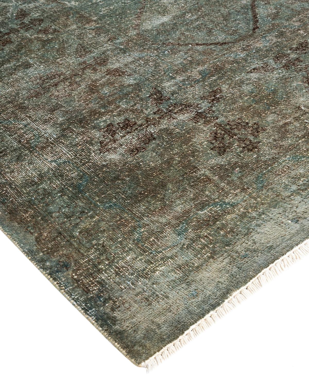 I tappeti Vibrance rappresentano il classico con un tocco di classe: motivi tradizionali sovratinti con colori brillanti. Ogni tappeto annodato a mano viene lavato con una tintura botanica 100% naturale che rivela le sfumature nascoste degli am