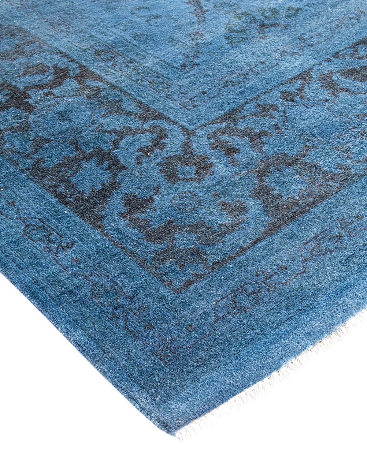 Les tapis Vibrance incarnent le classique avec une touche d'originalité : des motifs traditionnels surteints dans des couleurs éclatantes. Chaque tapis noué à la main est lavé dans une teinture botanique 100 % naturelle qui révèle les nuances