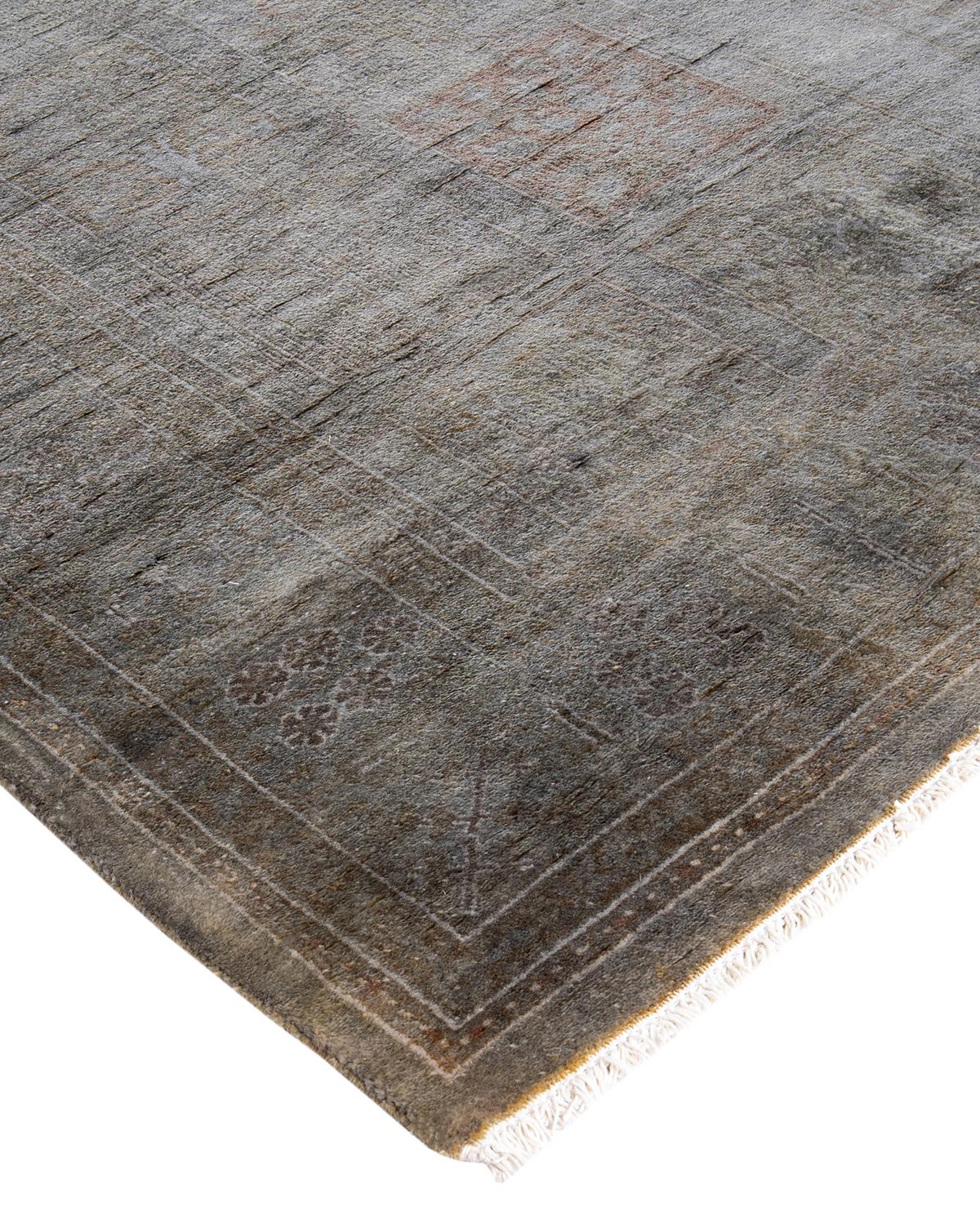 Les tapis Vibrance incarnent le classique avec une touche d'originalité : des motifs traditionnels surteints dans des couleurs éclatantes. Chaque tapis noué à la main est lavé dans une teinture botanique 100 % naturelle qui révèle les nuances