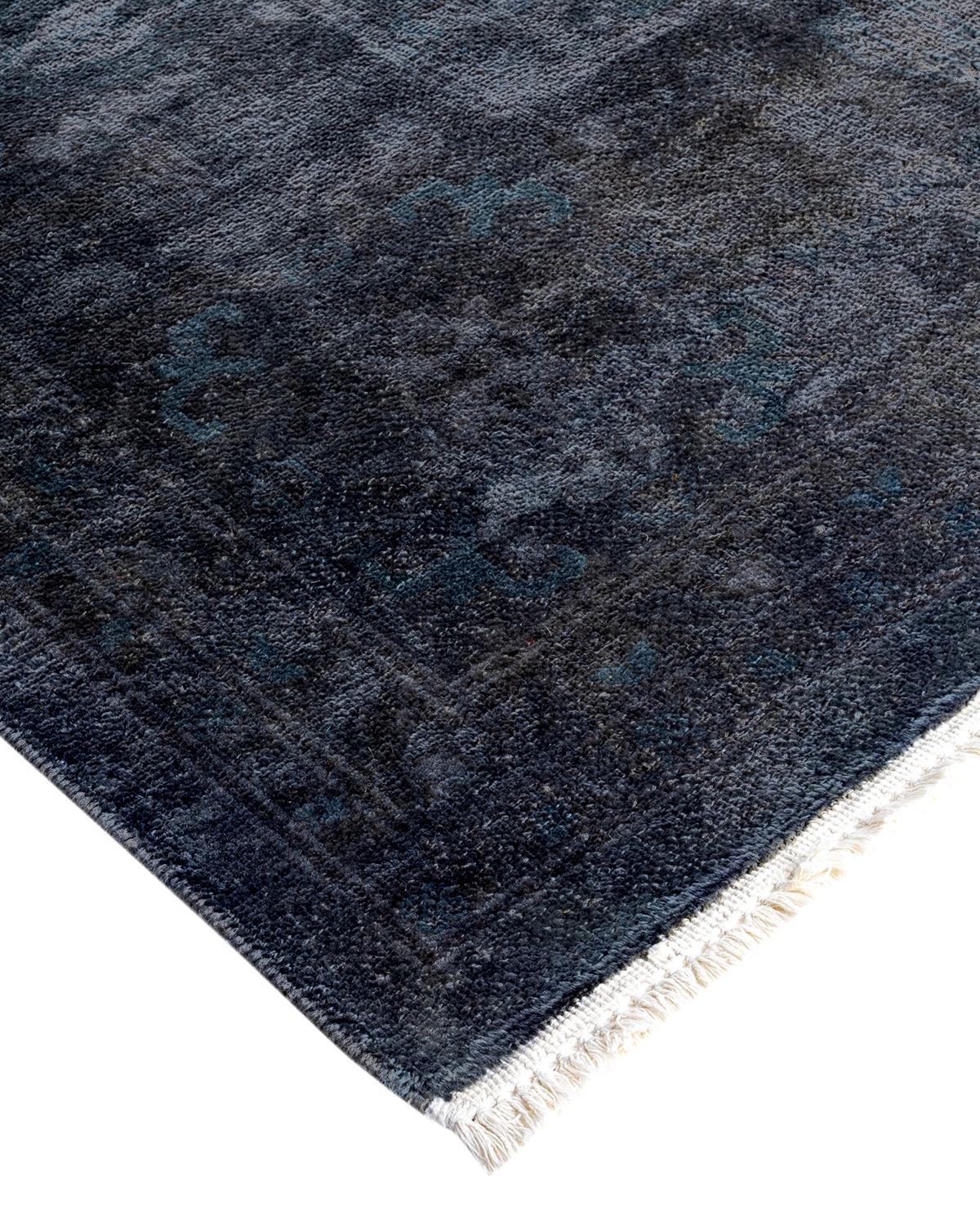 Les tapis Vibrance incarnent le classique avec une touche d'originalité : des motifs traditionnels surteints dans des couleurs éclatantes. Chaque tapis noué à la main est lavé dans une teinture botanique 100 % naturelle qui révèle les nuances