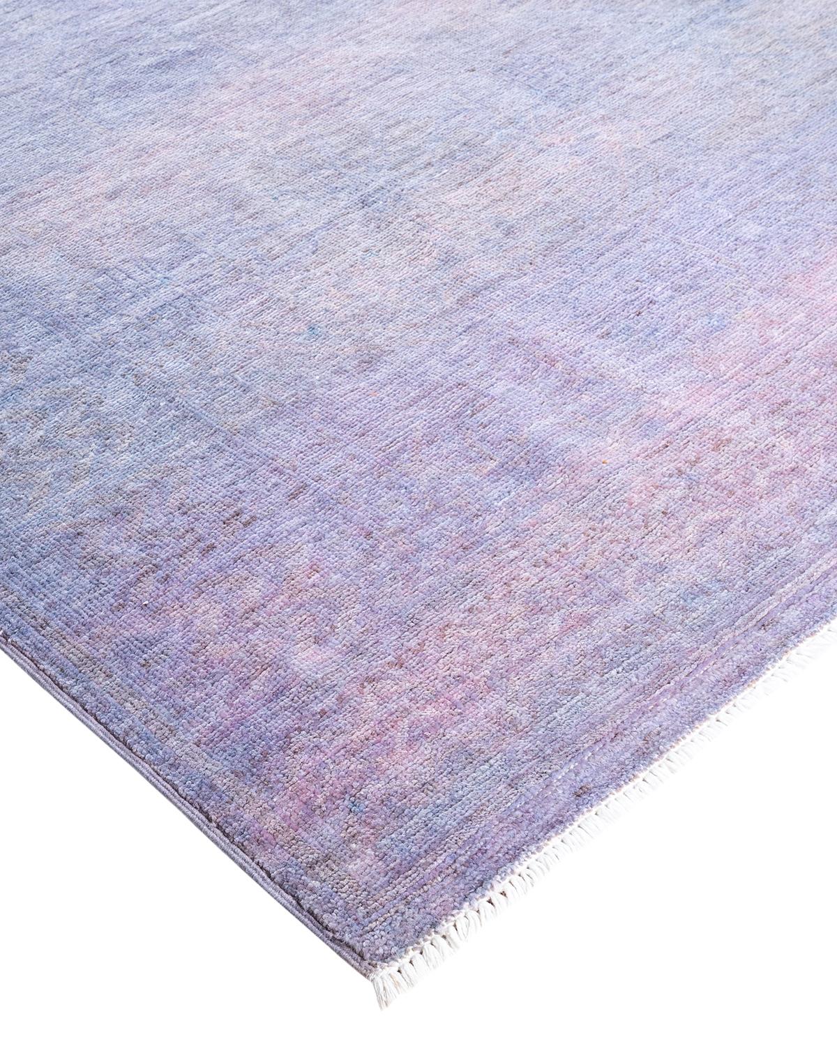 I tappeti Vibrance rappresentano il classico con un tocco di classe: motivi tradizionali sovratinti con colori brillanti. Ogni tappeto annodato a mano viene lavato con una tintura botanica 100% naturale che rivela le sfumature nascoste degli am