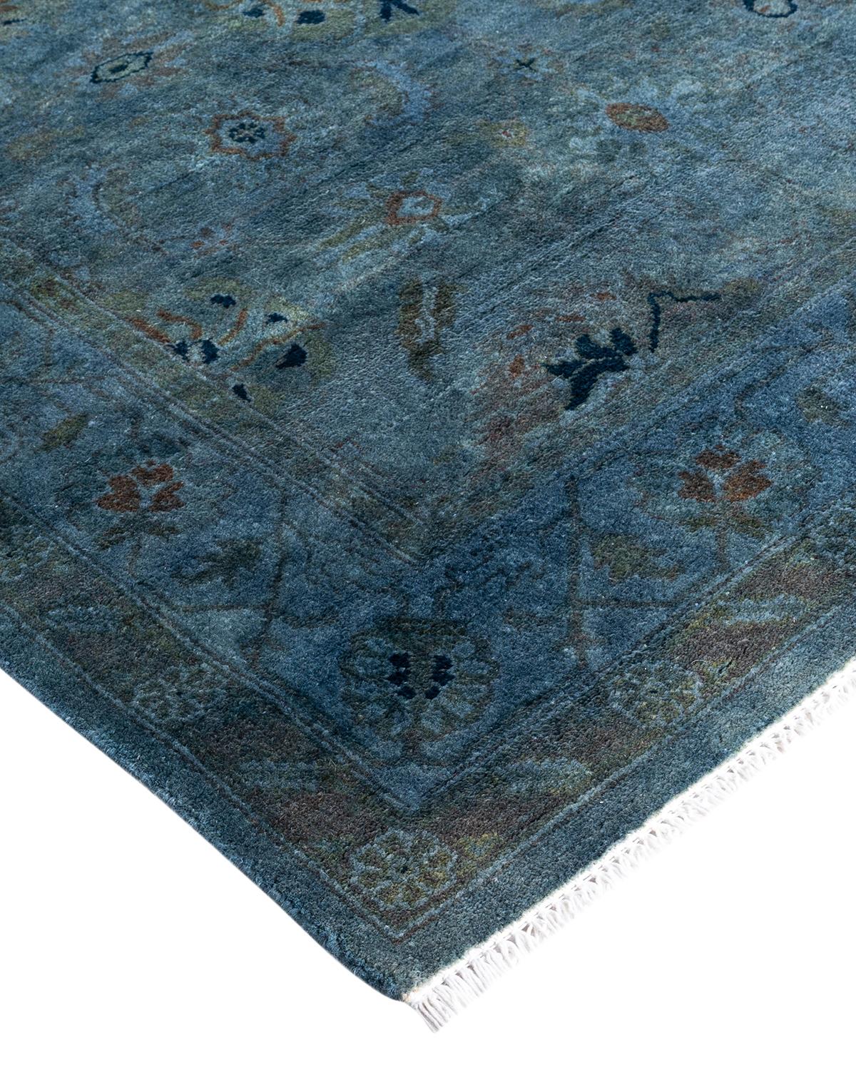 Les tapis Vibrance incarnent le classique avec une touche d'originalité : des motifs traditionnels surteints dans des couleurs éclatantes. Chaque tapis noué à la main est lavé dans une teinture botanique 100 % naturelle qui révèle les nuances