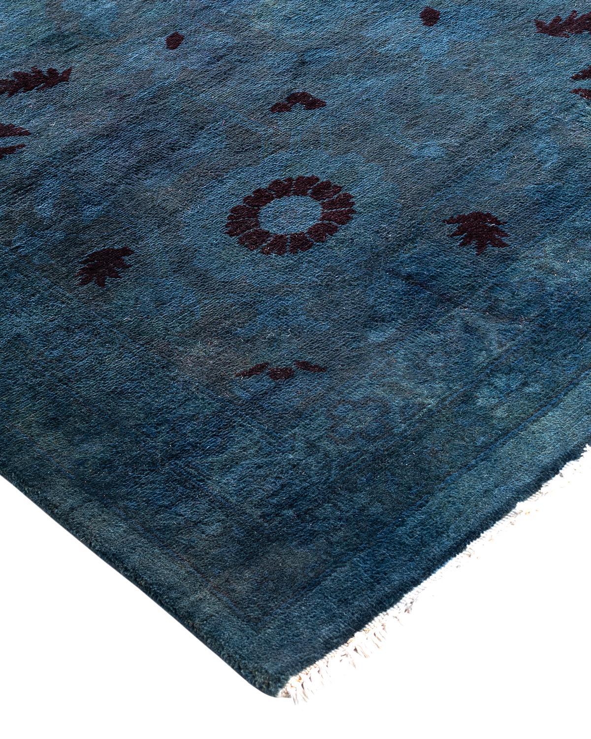 Les tapis Vibrance incarnent le classique avec une touche d'originalité : des motifs traditionnels surteints dans des couleurs éclatantes. Chaque tapis noué à la main est lavé dans une teinture botanique 100 % naturelle qui révèle les nuances