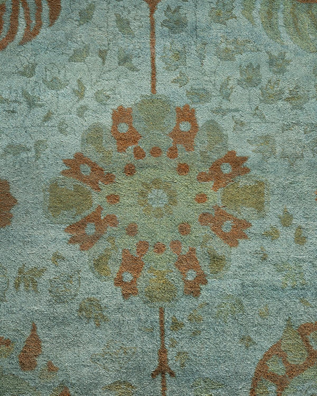 Pakistanais Contemporary Overdyed Hand Knotted Wool Gray Area Rug (Tapis de sol surdimensionné en laine grise nouée à la main) en vente