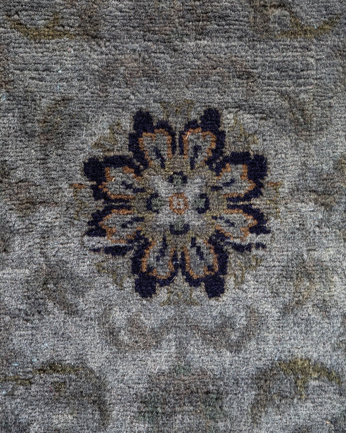 Pakistanais Contemporary Overdyed Hand Knotted Wool Gray Area Rug (Tapis de sol surdimensionné en laine grise nouée à la main) en vente