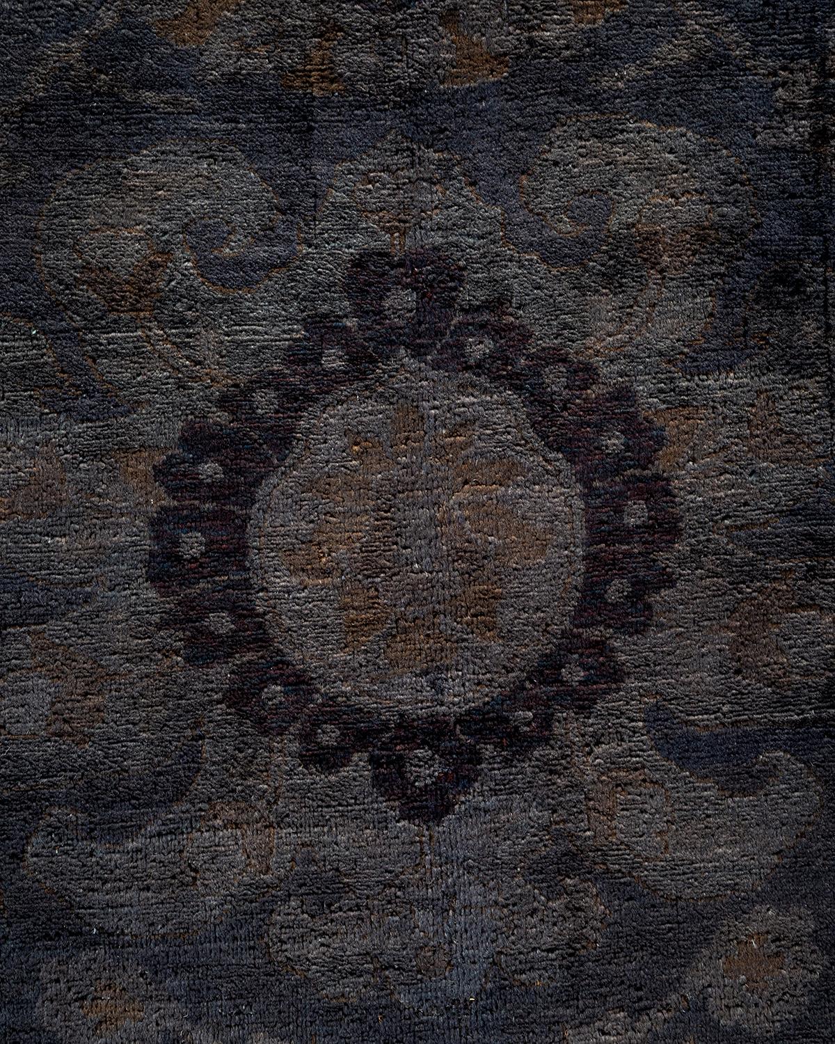 Pakistanais Contemporary Overdyed Hand Knotted Wool Gray Area Rug (Tapis de sol surdimensionné en laine grise nouée à la main) en vente